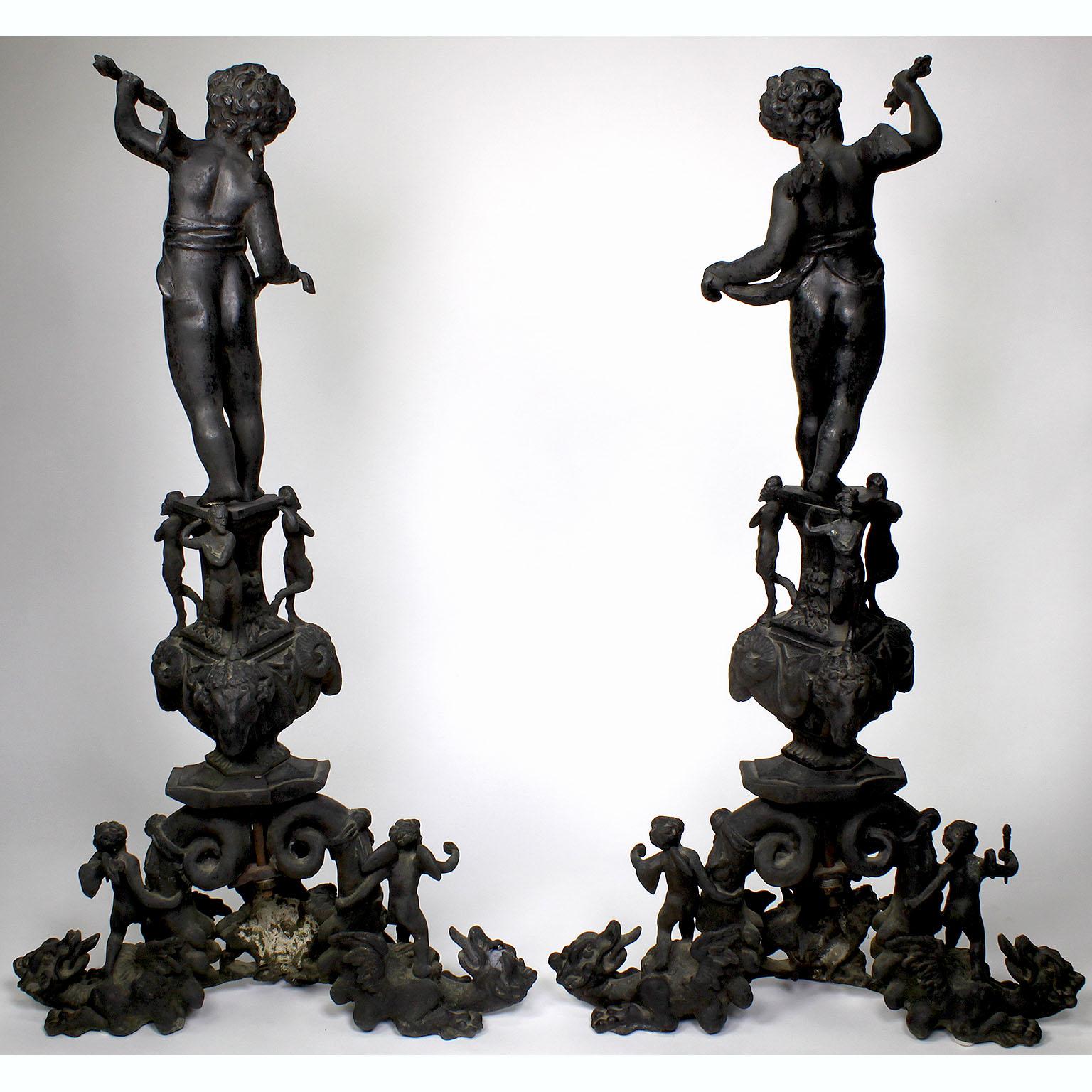 Paire de chenets chérubins de style baroque français du 19ème siècle en bronze patiné avec chérubins en vente 2