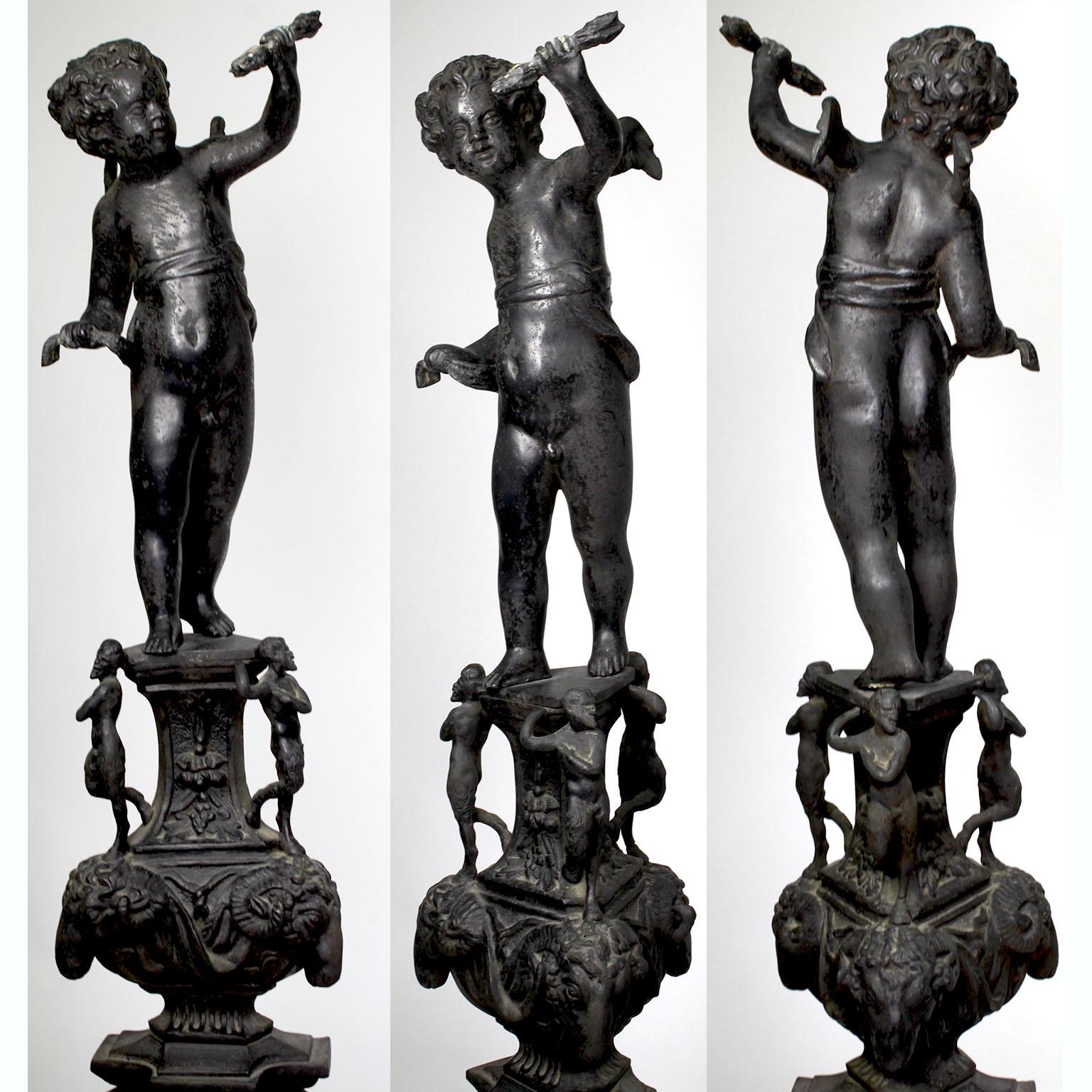 Patiné Paire de chenets chérubins de style baroque français du 19ème siècle en bronze patiné avec chérubins en vente