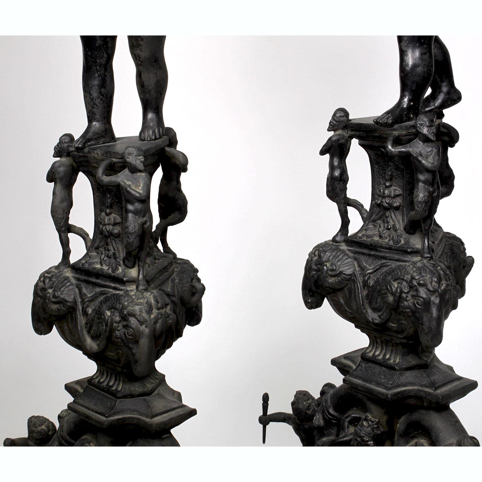 Début du 20ème siècle Paire de chenets chérubins de style baroque français du 19ème siècle en bronze patiné avec chérubins en vente