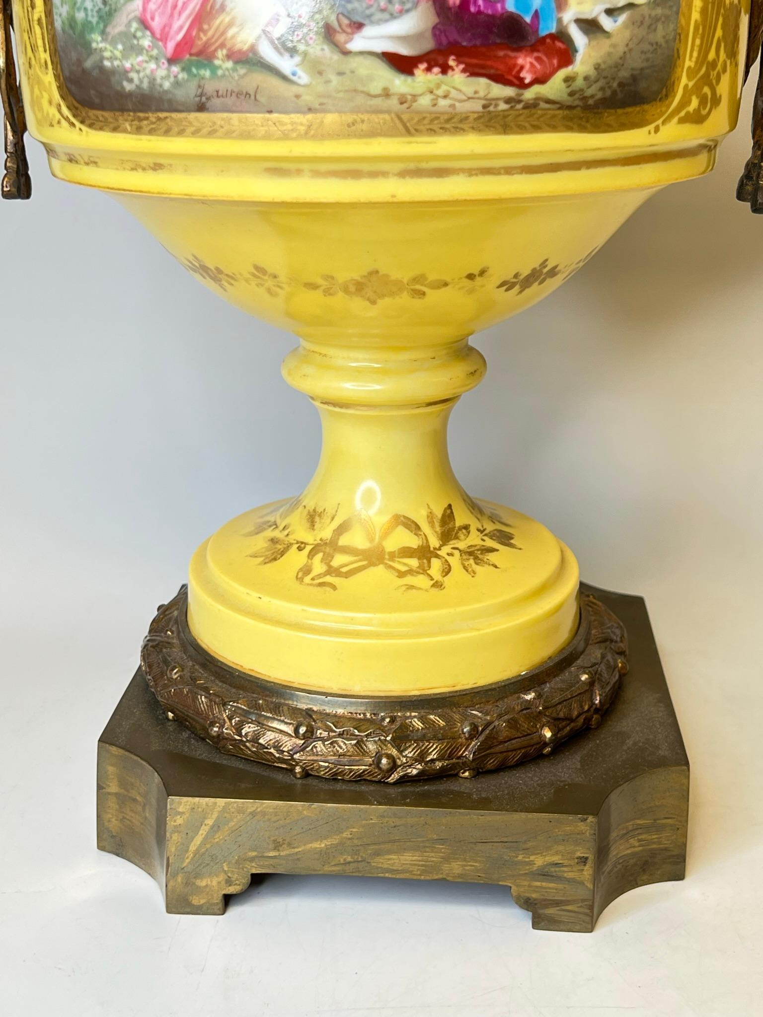 Paire de vases en porcelaine français du 19ème siècle montés sur bronze de style Louis XV / XVI en vente 2