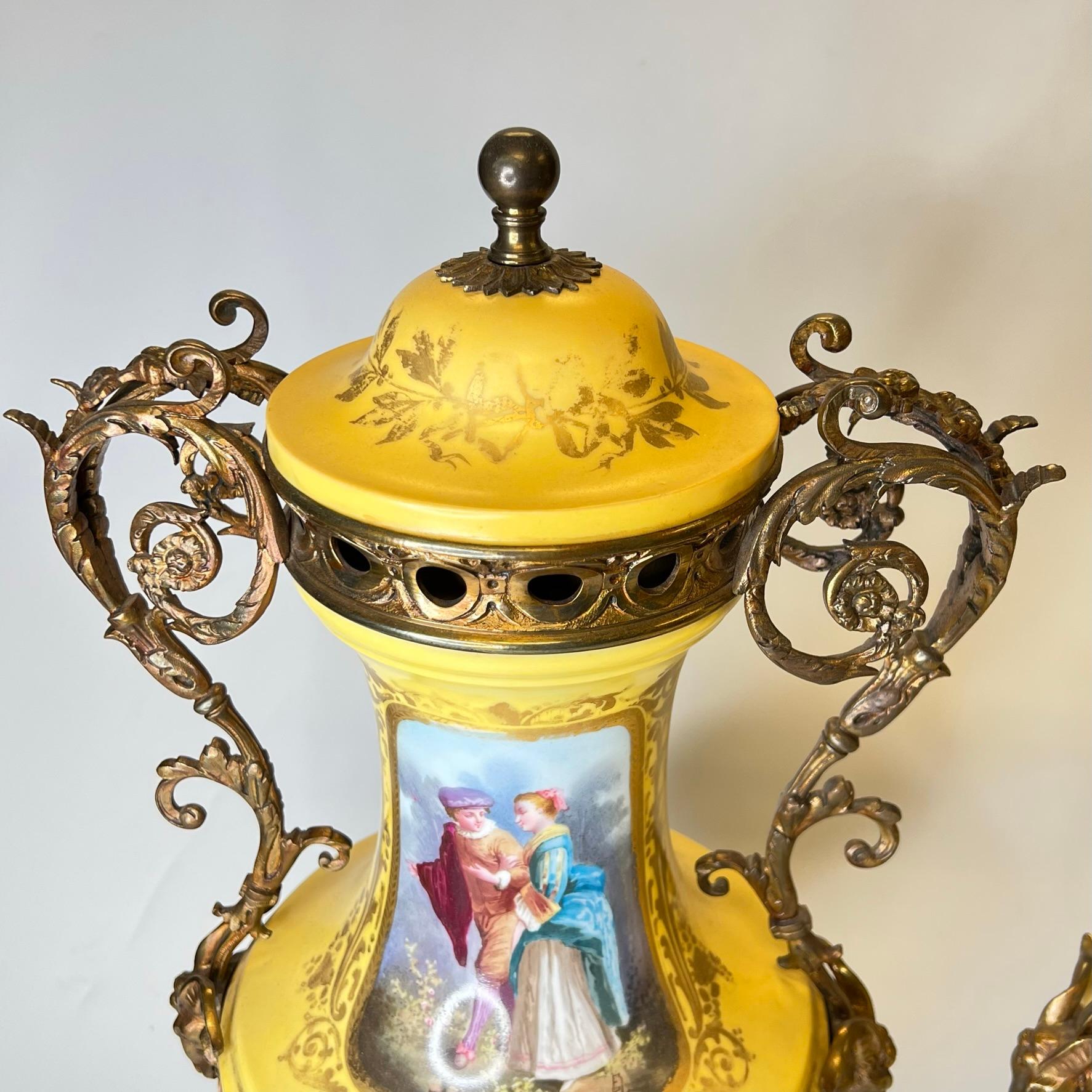Paire de vases en porcelaine français du 19ème siècle montés sur bronze de style Louis XV / XVI en vente 3