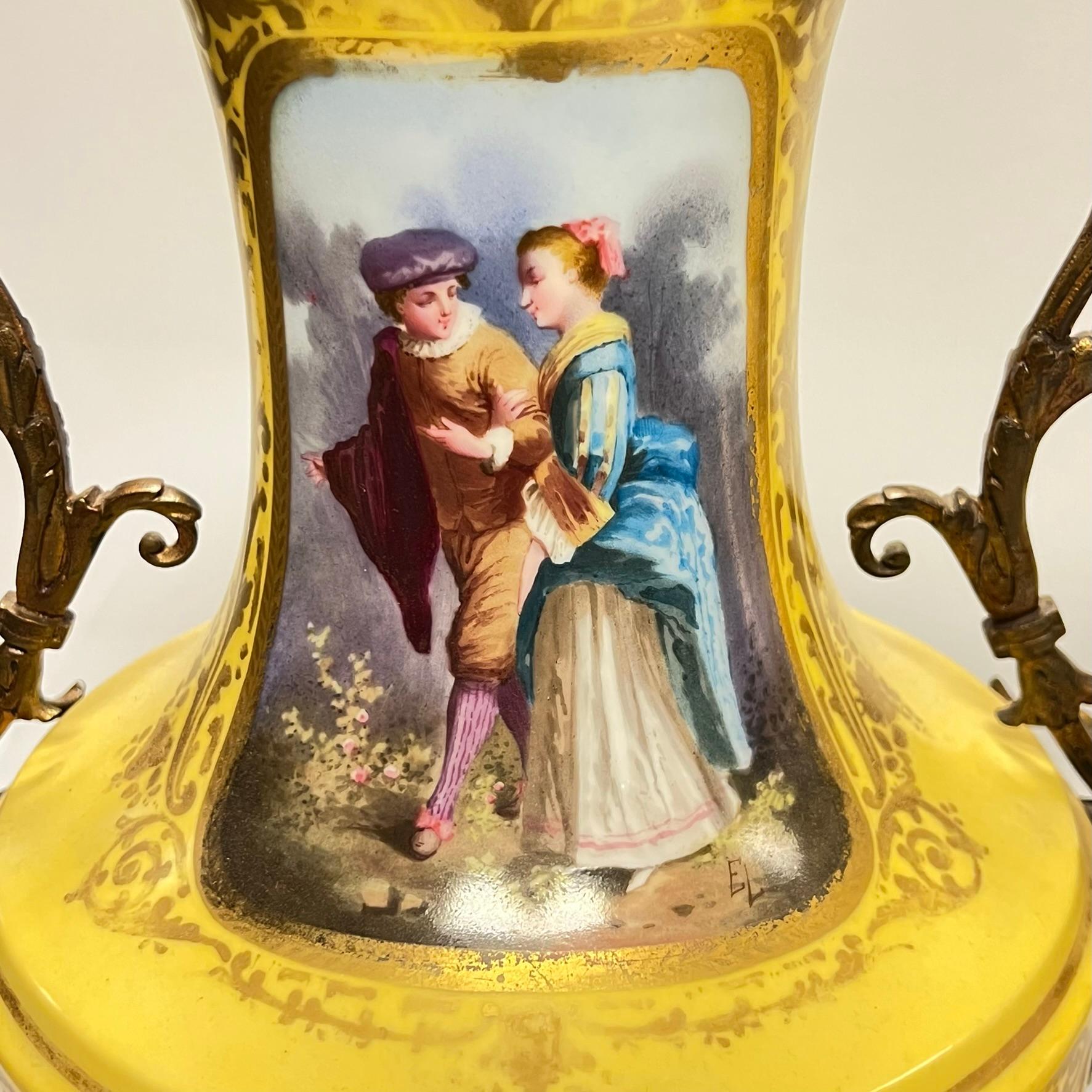 Paire de vases en porcelaine français du 19ème siècle montés sur bronze de style Louis XV / XVI en vente 4