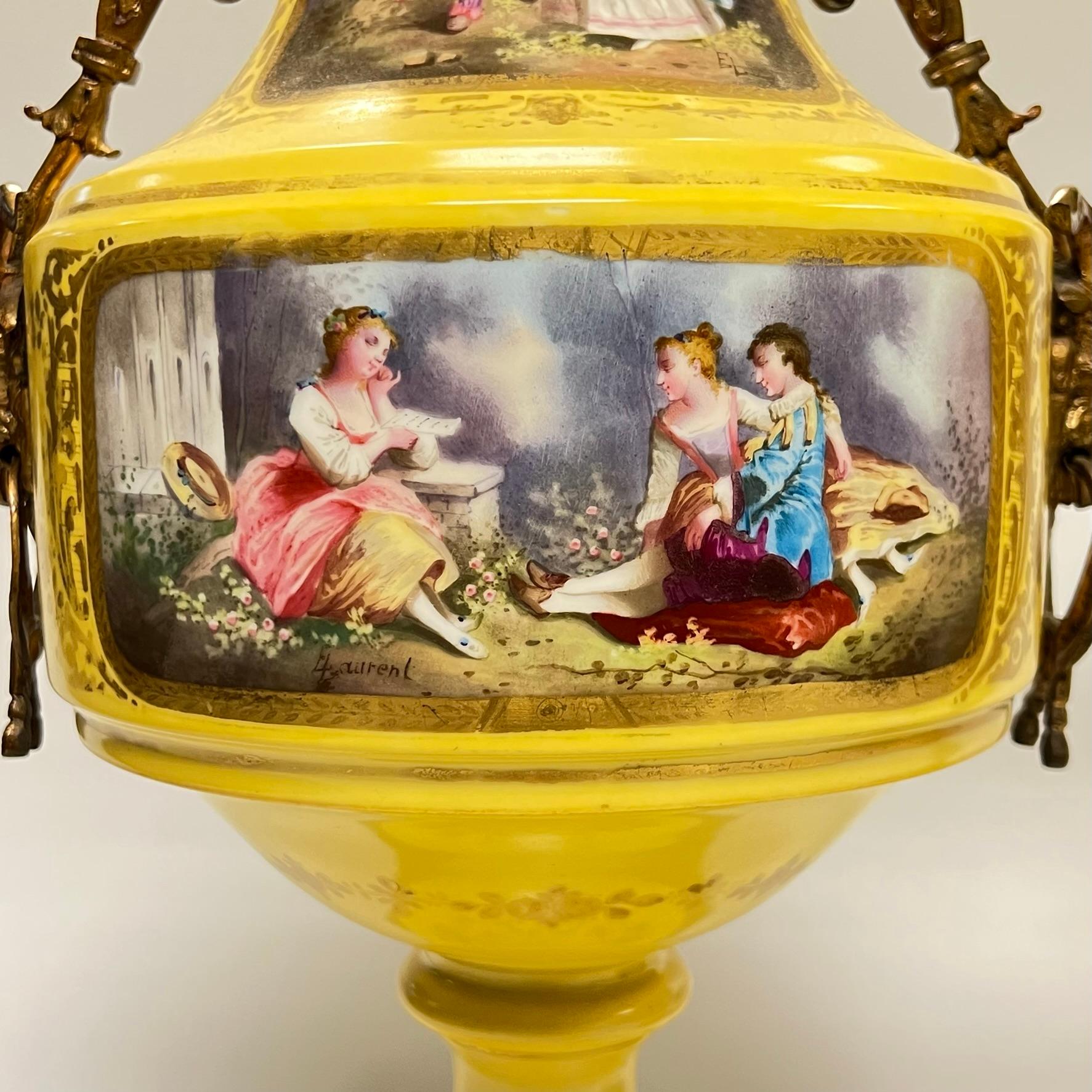 Paire de vases en porcelaine français du 19ème siècle montés sur bronze de style Louis XV / XVI en vente 5
