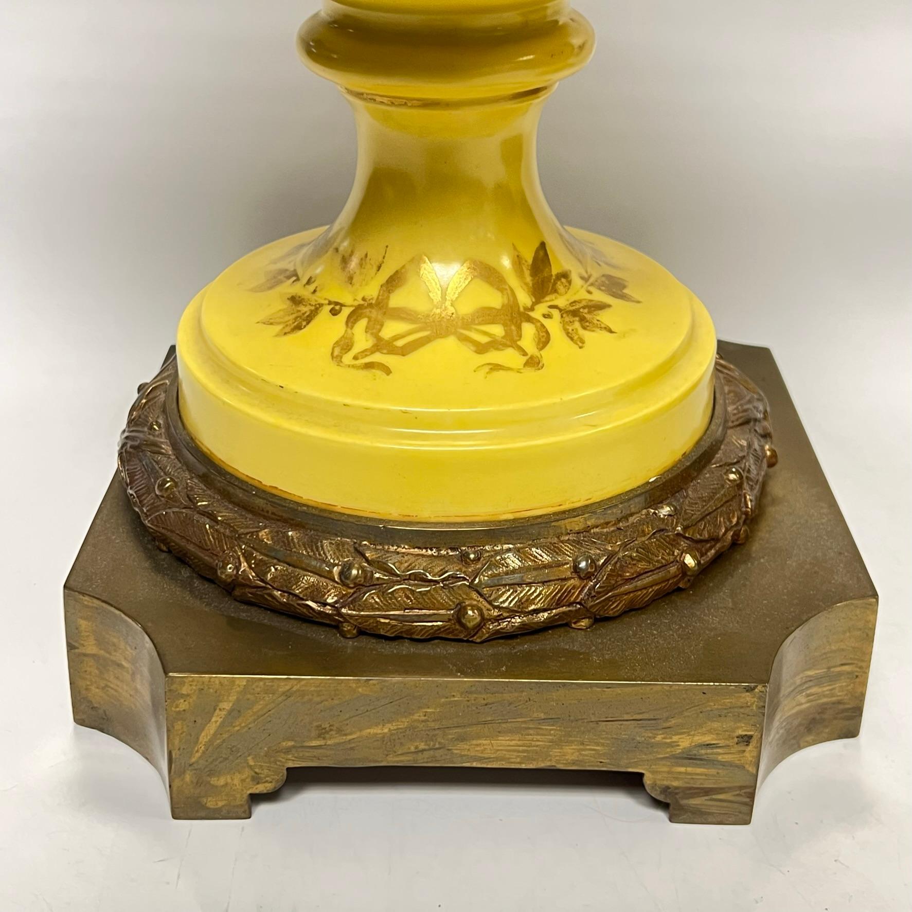 Paire de vases en porcelaine français du 19ème siècle montés sur bronze de style Louis XV / XVI en vente 6
