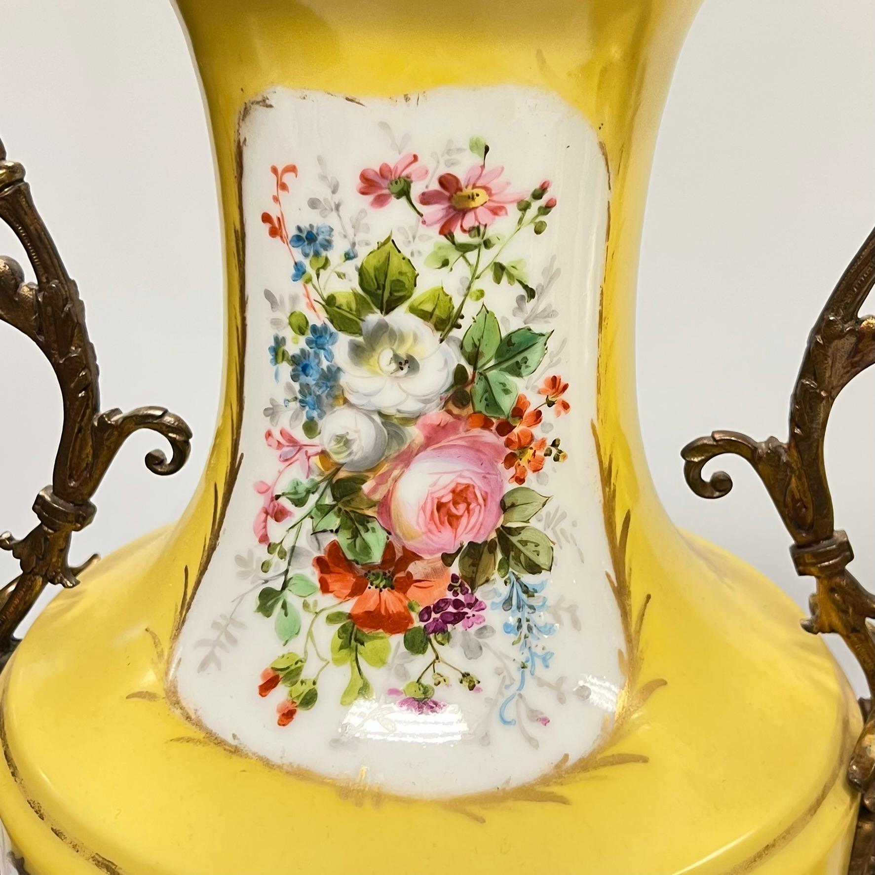 Paire de vases en porcelaine français du 19ème siècle montés sur bronze de style Louis XV / XVI en vente 7