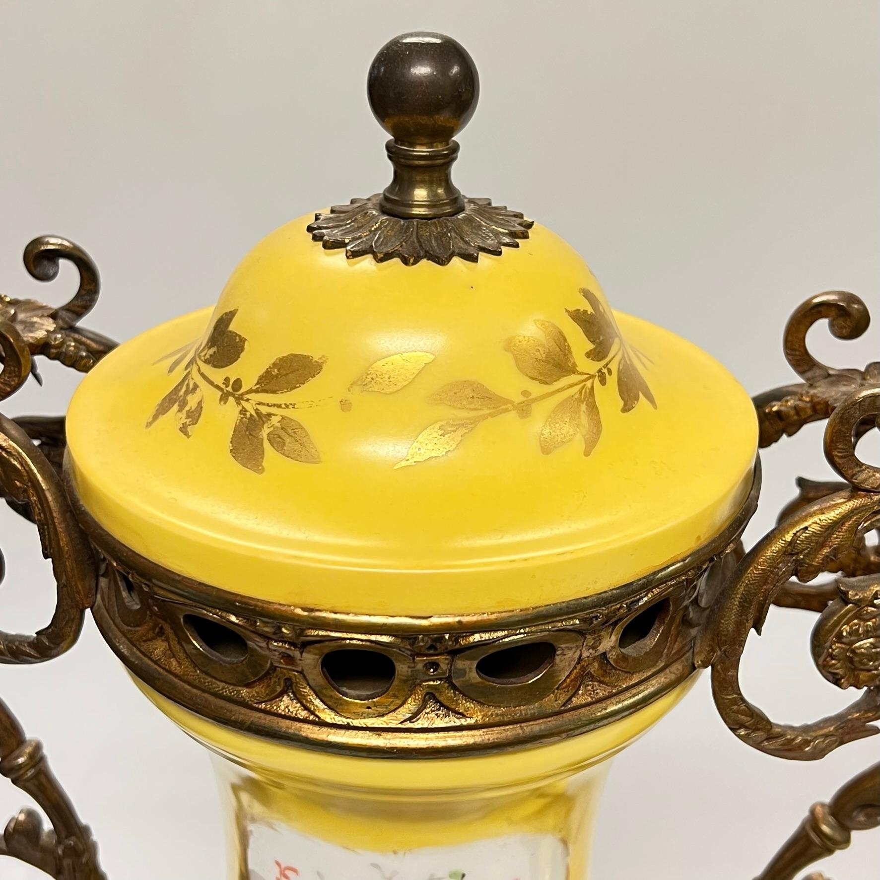 Paire de vases en porcelaine français du 19ème siècle montés sur bronze de style Louis XV / XVI en vente 8