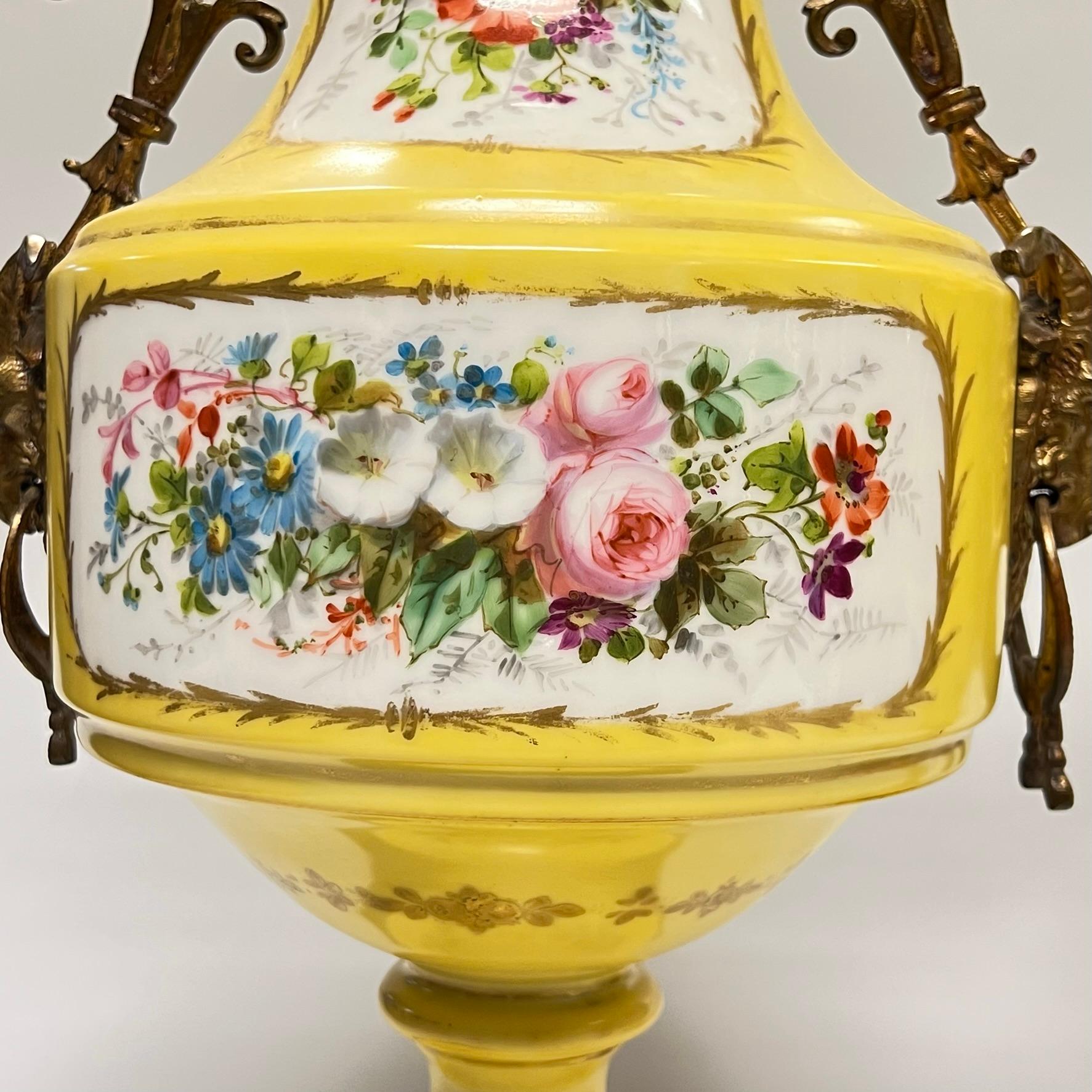 Paire de vases en porcelaine français du 19ème siècle montés sur bronze de style Louis XV / XVI en vente 9