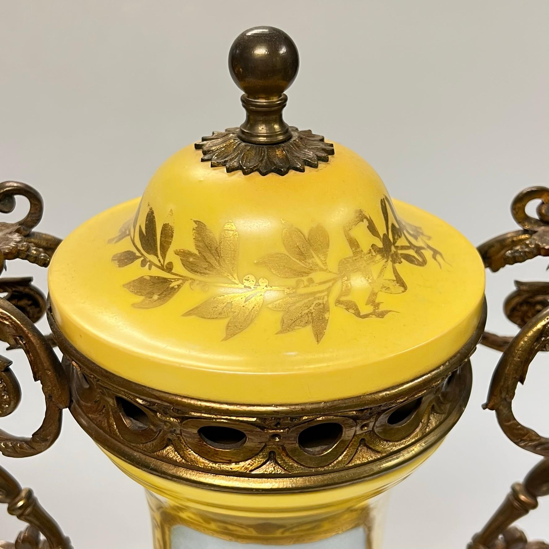 Paire de vases en porcelaine français du 19ème siècle montés sur bronze de style Louis XV / XVI en vente 10