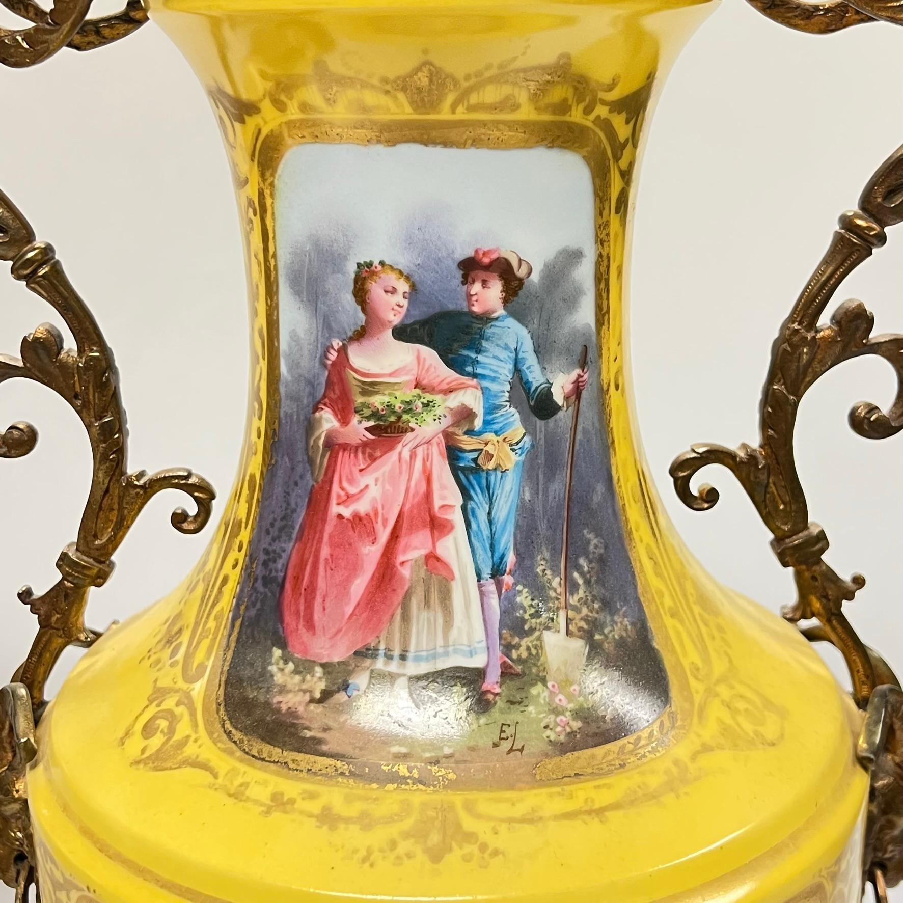 Paire de vases en porcelaine français du 19ème siècle montés sur bronze de style Louis XV / XVI en vente 11