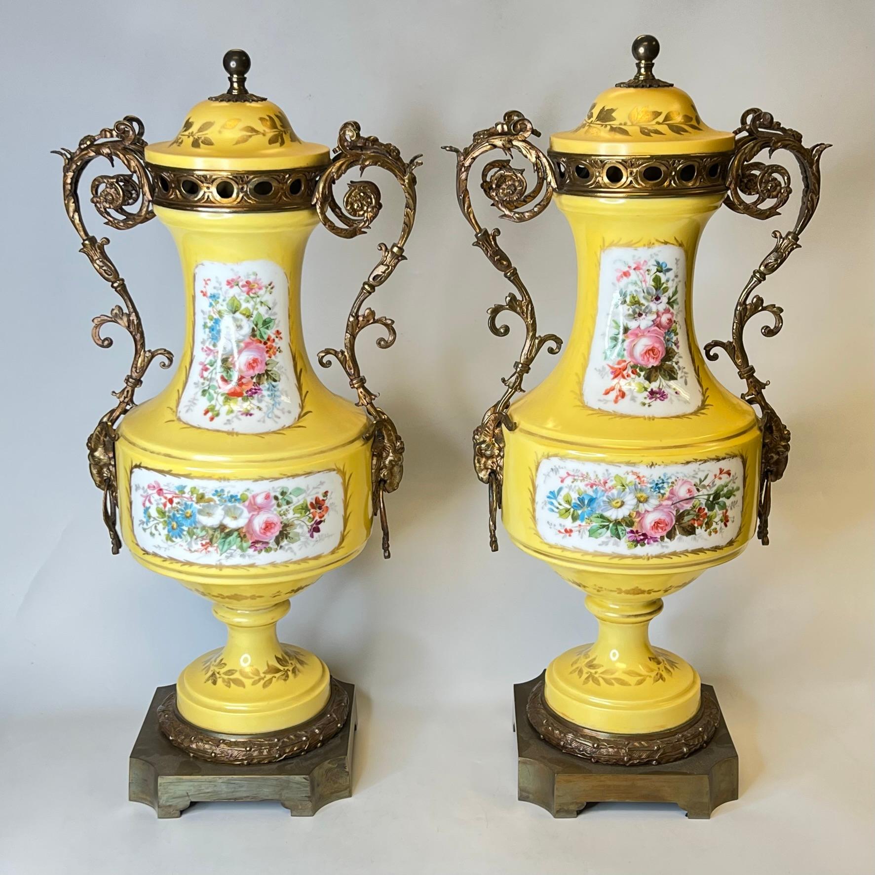 Louis XVI Paire de vases en porcelaine français du 19ème siècle montés sur bronze de style Louis XV / XVI en vente