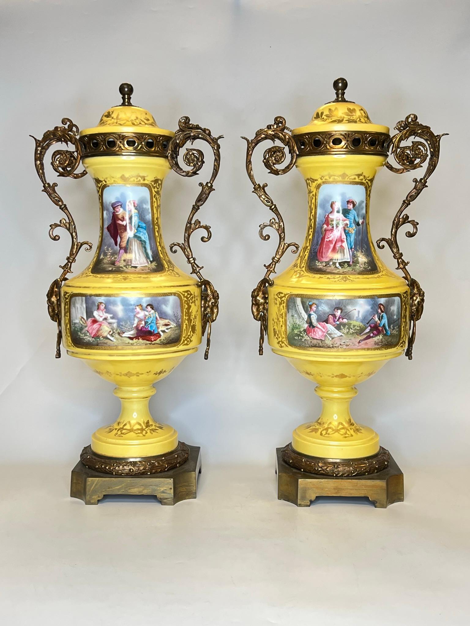 Paar französische Porzellanvasen im Louis-XV-/XVI-Stil des 19. Jahrhunderts mit Bronzebeschlägen (Französisch) im Angebot