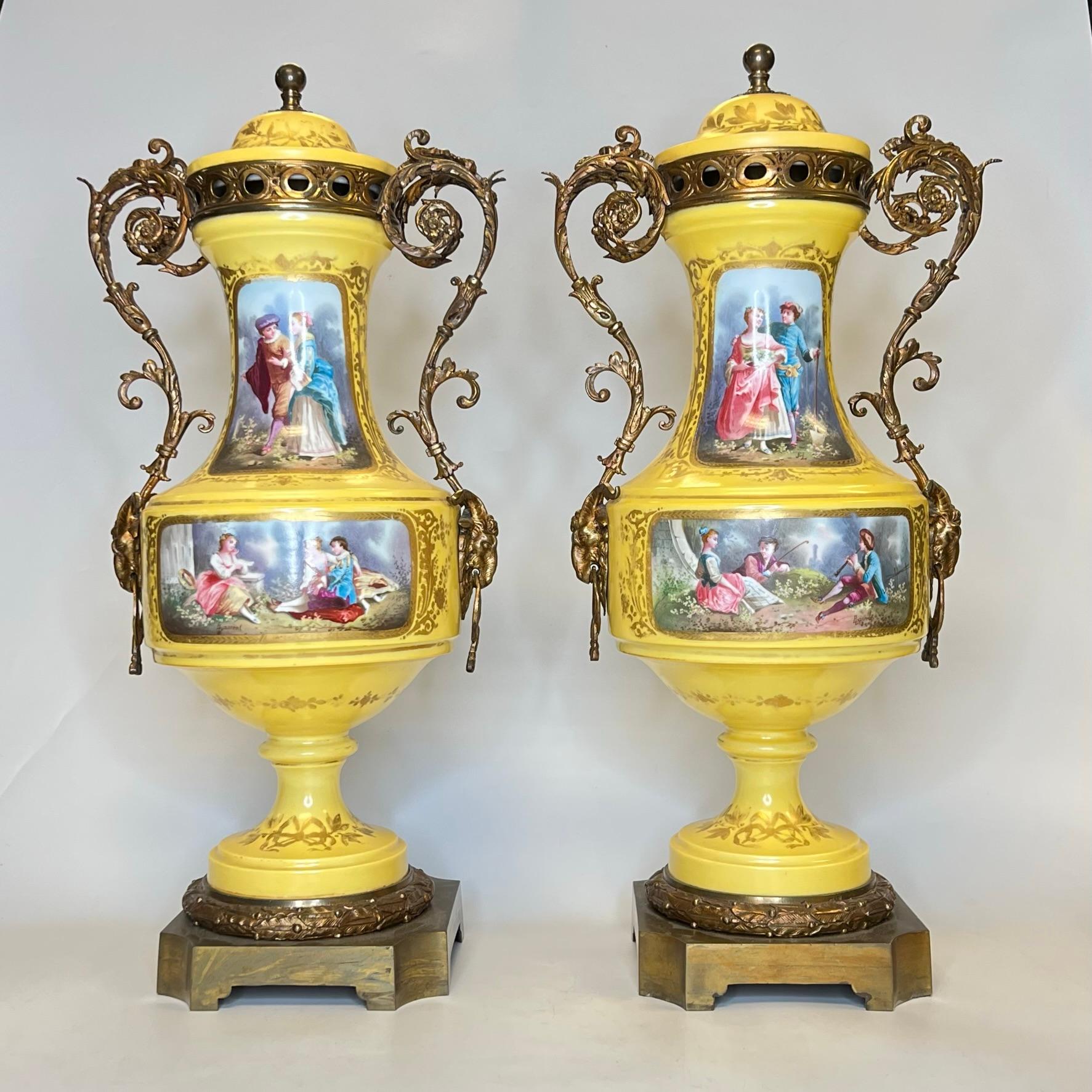 Peint à la main Paire de vases en porcelaine français du 19ème siècle montés sur bronze de style Louis XV / XVI en vente