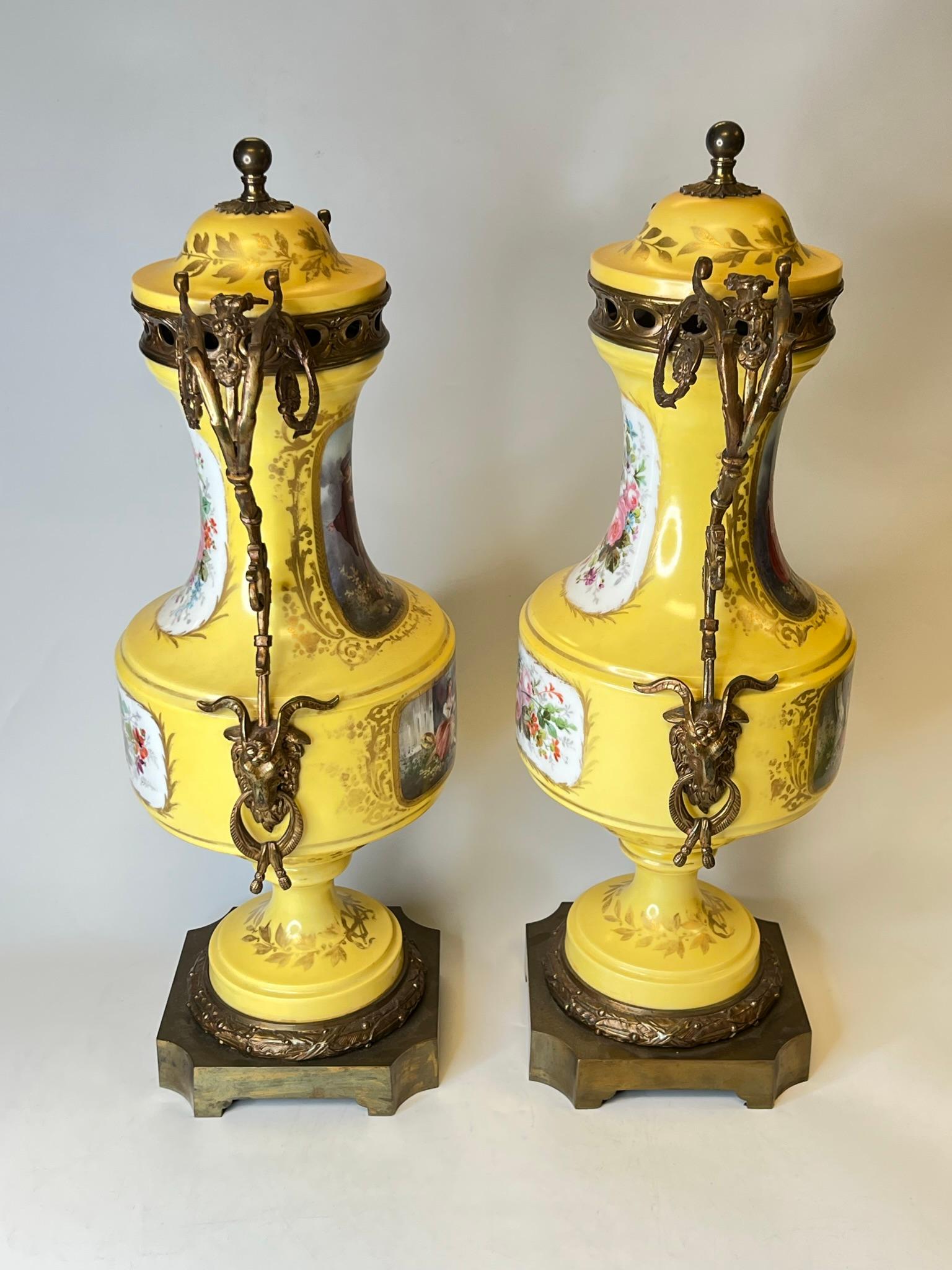 Paire de vases en porcelaine français du 19ème siècle montés sur bronze de style Louis XV / XVI Bon état - En vente à New York, NY