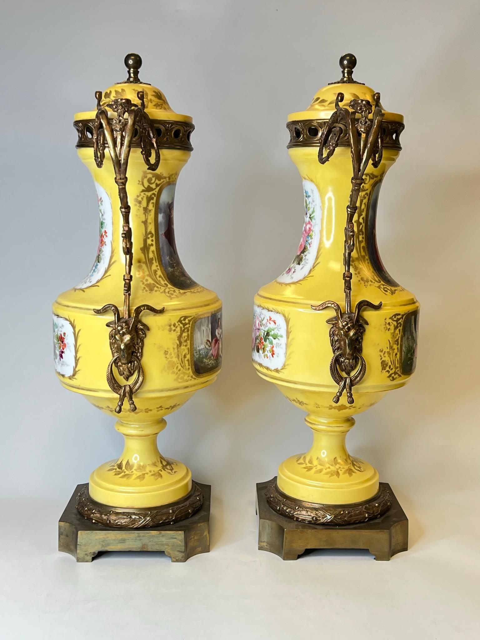 XIXe siècle Paire de vases en porcelaine français du 19ème siècle montés sur bronze de style Louis XV / XVI en vente