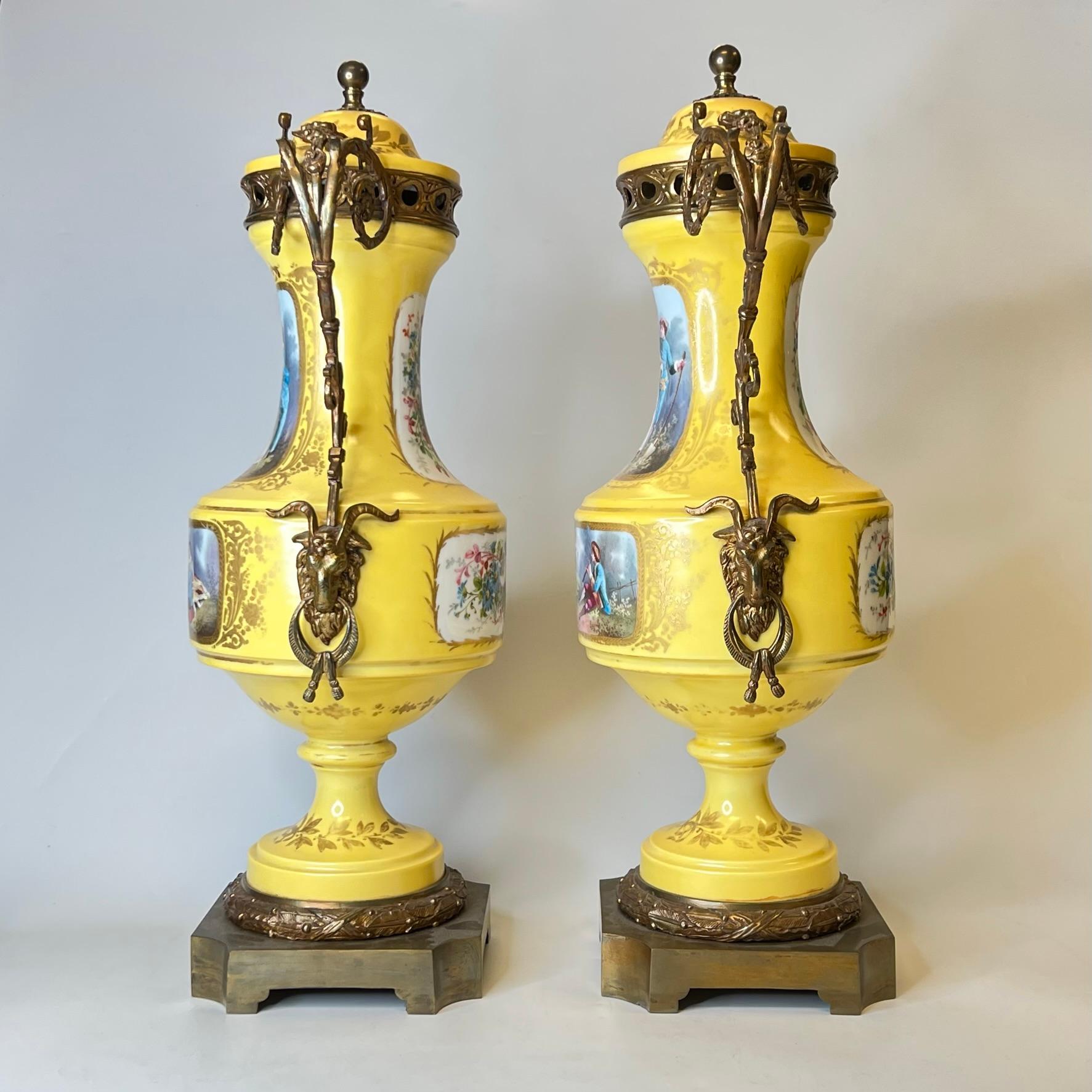 Bronze Paire de vases en porcelaine français du 19ème siècle montés sur bronze de style Louis XV / XVI en vente