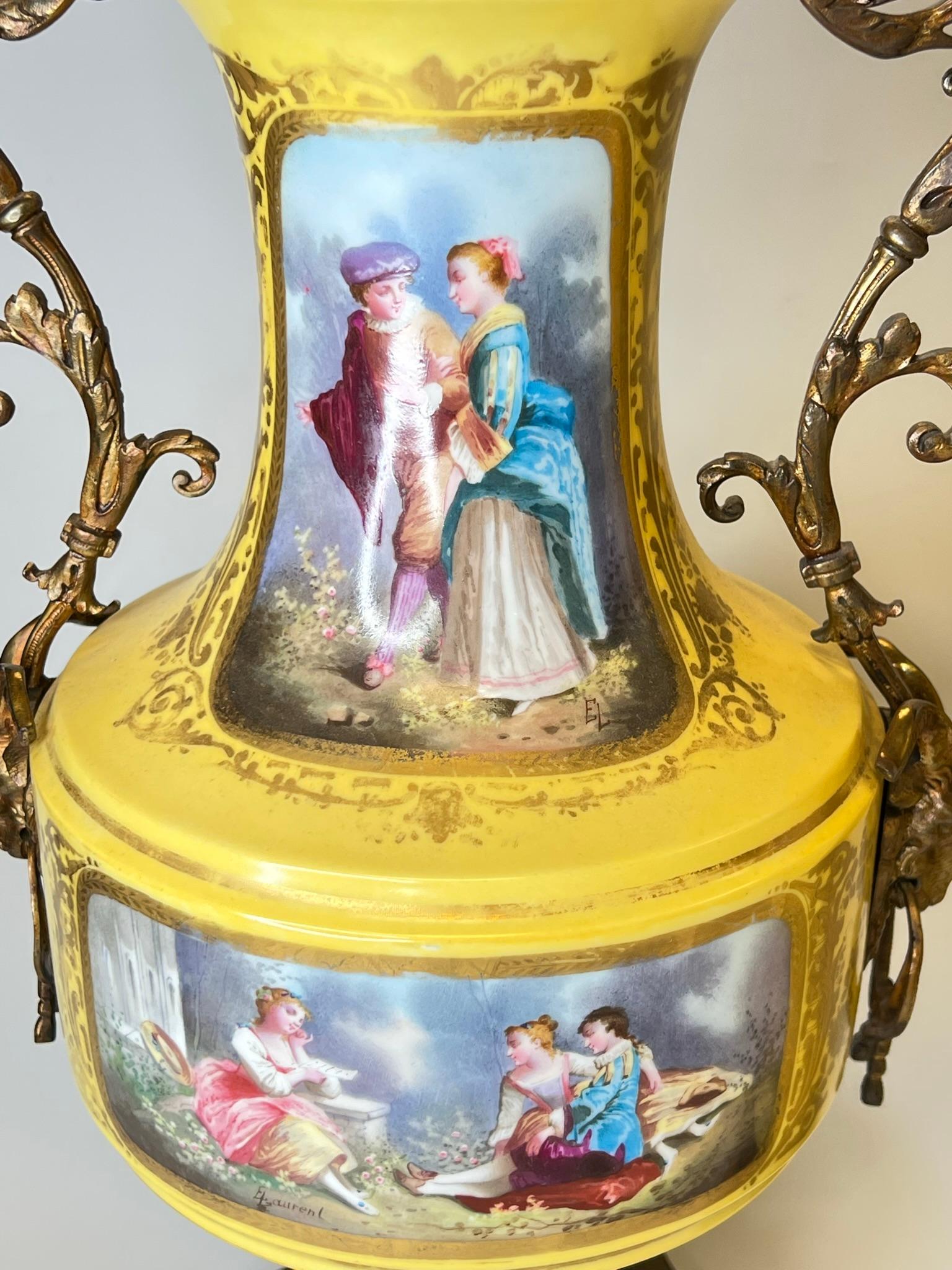 Paire de vases en porcelaine français du 19ème siècle montés sur bronze de style Louis XV / XVI en vente 1