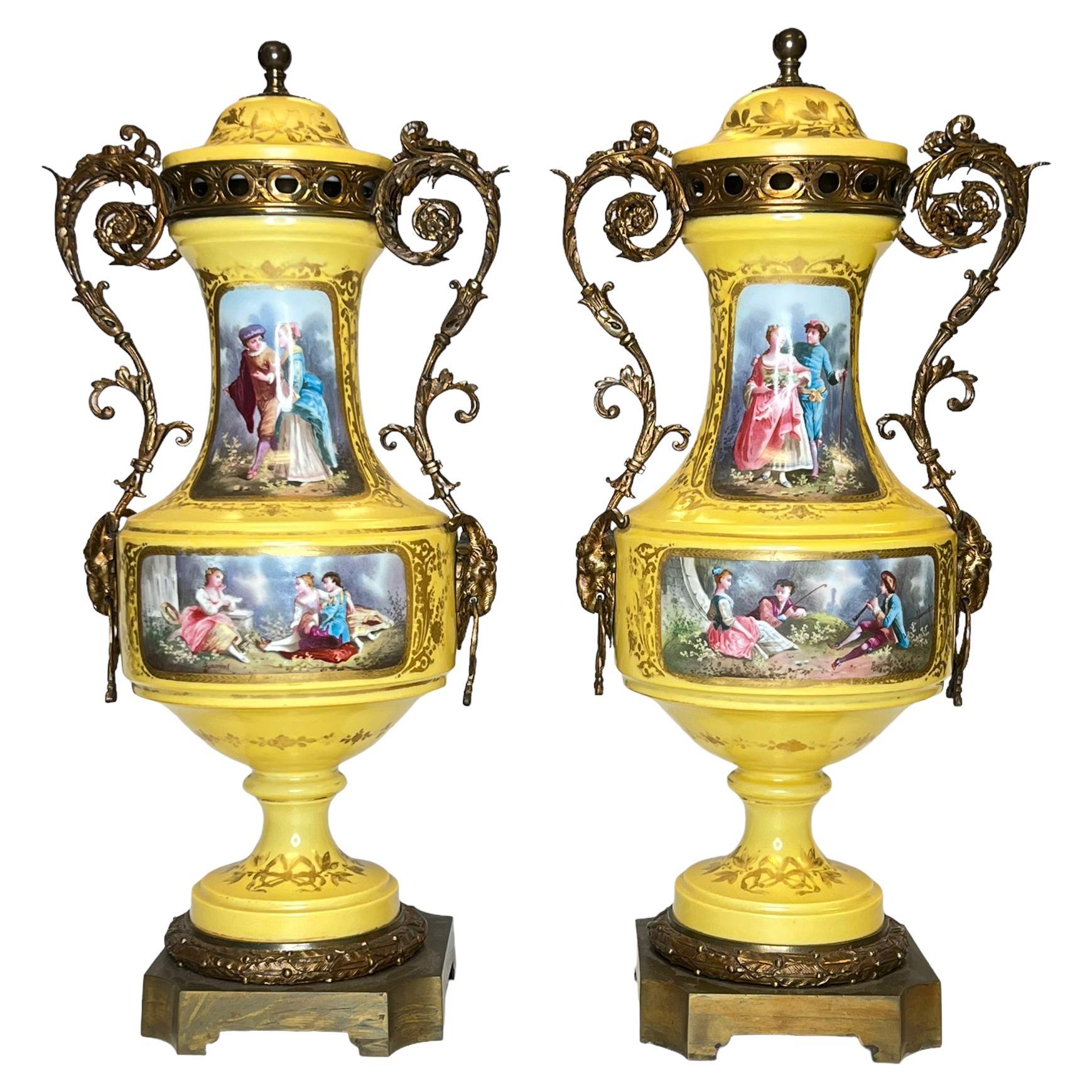 Paire de vases en porcelaine français du 19ème siècle montés sur bronze de style Louis XV / XVI