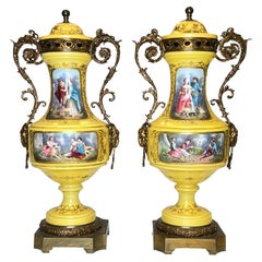 Paire de vases en porcelaine français du 19ème siècle montés sur bronze de style Louis XV / XVI