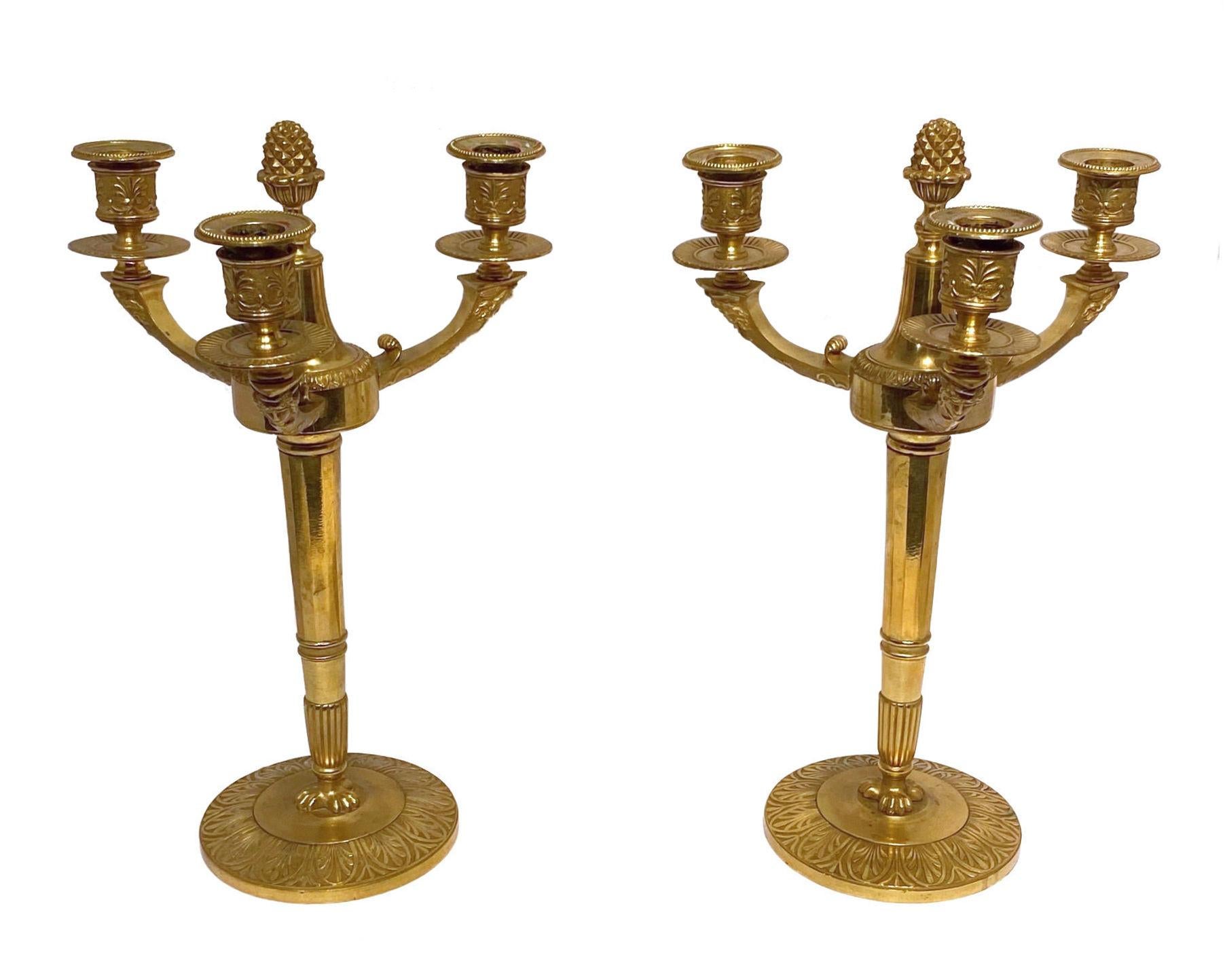 Français Paire de chandeliers en bronze doré de style Empire du XIXe siècle en vente