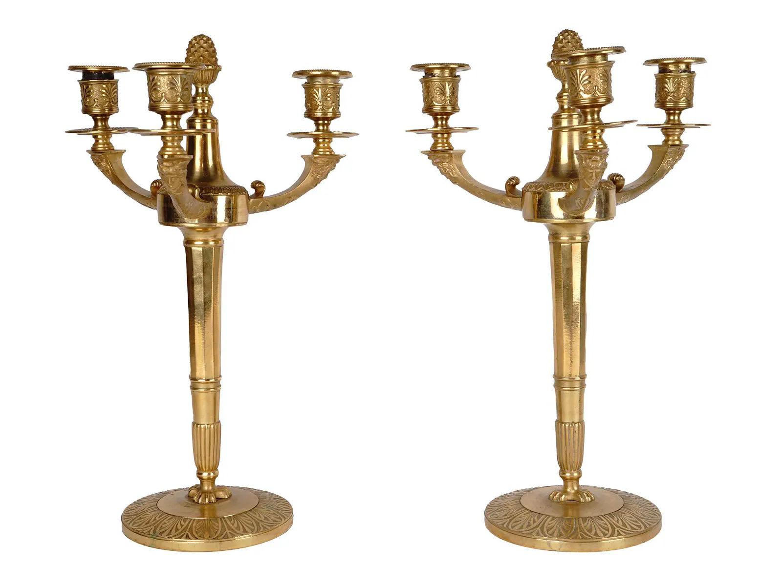 Paar französische vergoldete Bronze-Kandelaber im Empire-Stil des 19. Jahrhunderts (Vergoldet) im Angebot