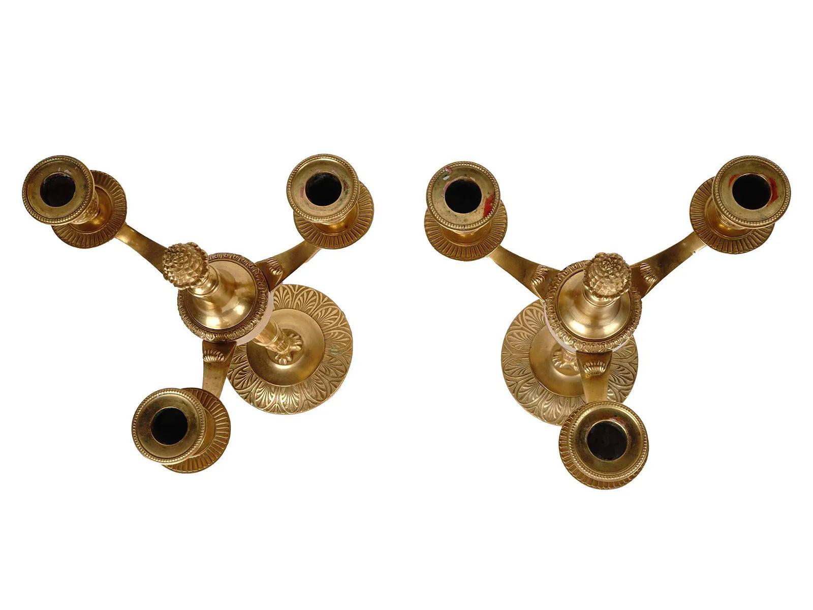 Bronze Paire de chandeliers en bronze doré de style Empire du XIXe siècle en vente