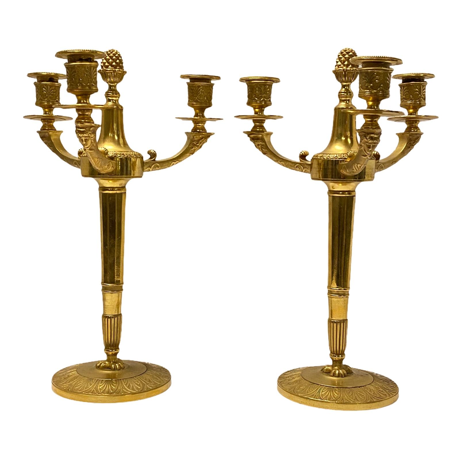 Paar französische vergoldete Bronze-Kandelaber im Empire-Stil des 19. Jahrhunderts im Angebot