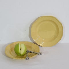 Paire d'assiettes en faïence émaillée française du XIXe siècle