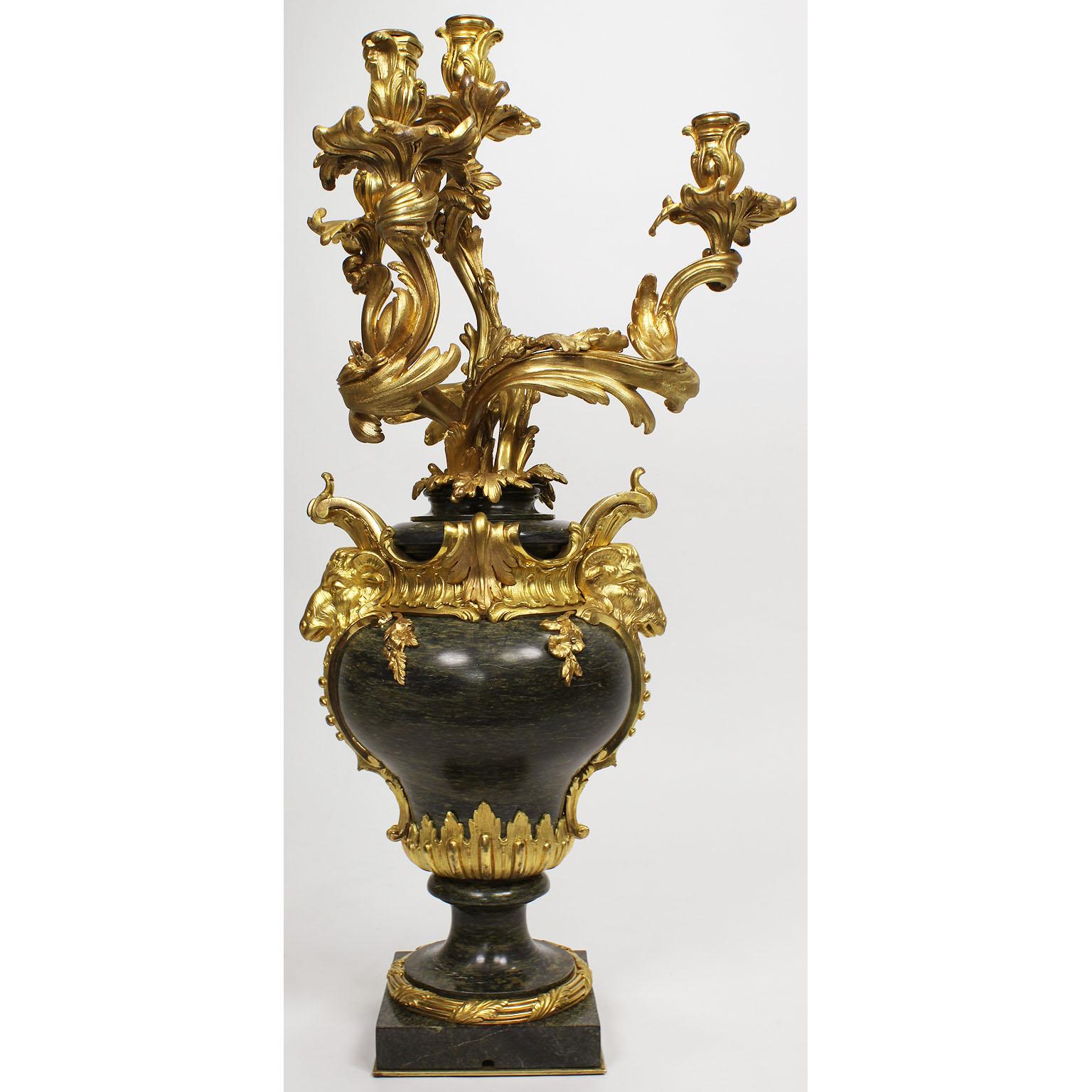 Paar französische Marmor- und Goldbronze-Kandelaber im Louis-XV-Stil des 19. Jahrhunderts Henri Vian-Stil im Angebot 4