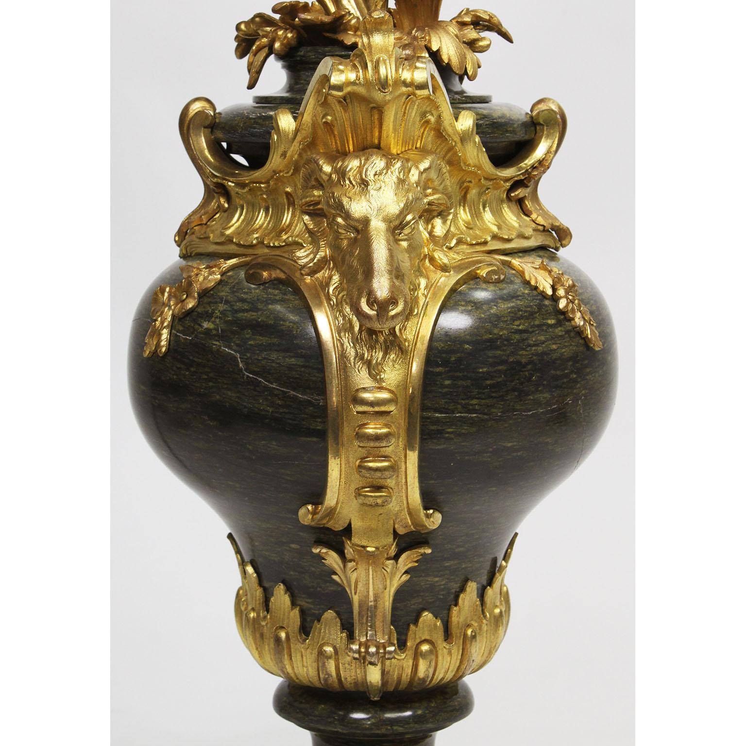 Paar französische Marmor- und Goldbronze-Kandelaber im Louis-XV-Stil des 19. Jahrhunderts Henri Vian-Stil im Angebot 5