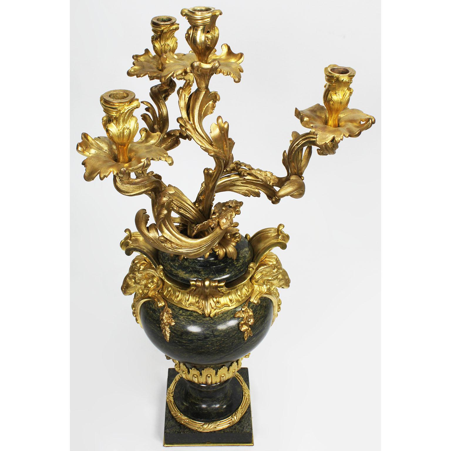 Paar französische Marmor- und Goldbronze-Kandelaber im Louis-XV-Stil des 19. Jahrhunderts Henri Vian-Stil im Angebot 5