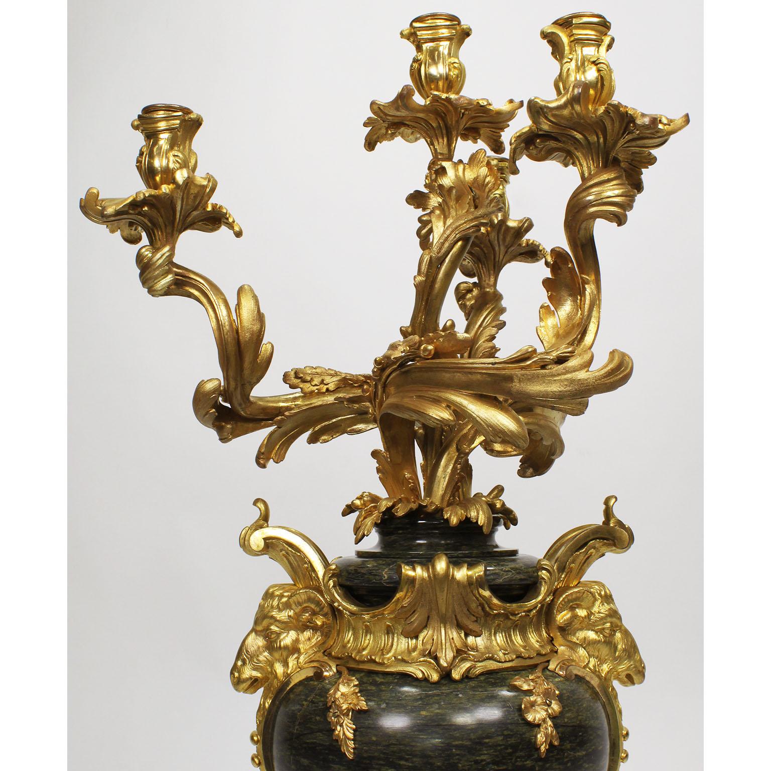 Paar französische Marmor- und Goldbronze-Kandelaber im Louis-XV-Stil des 19. Jahrhunderts Henri Vian-Stil im Angebot 7