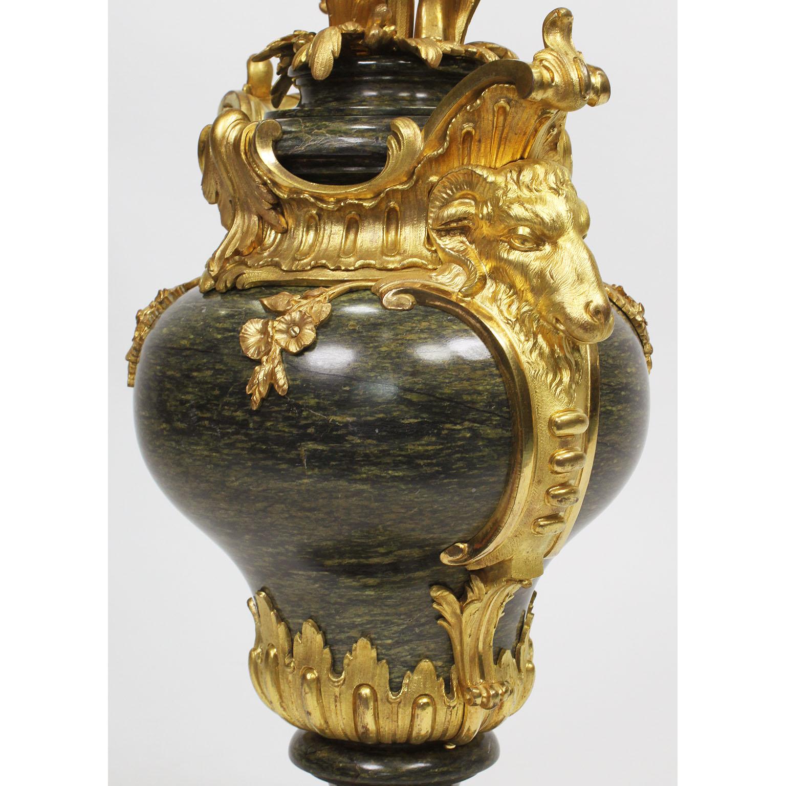 Paar französische Marmor- und Goldbronze-Kandelaber im Louis-XV-Stil des 19. Jahrhunderts Henri Vian-Stil im Angebot 8