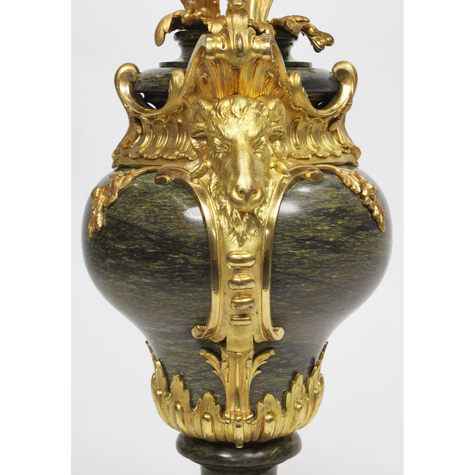 Paar französische Marmor- und Goldbronze-Kandelaber im Louis-XV-Stil des 19. Jahrhunderts Henri Vian-Stil im Angebot 10
