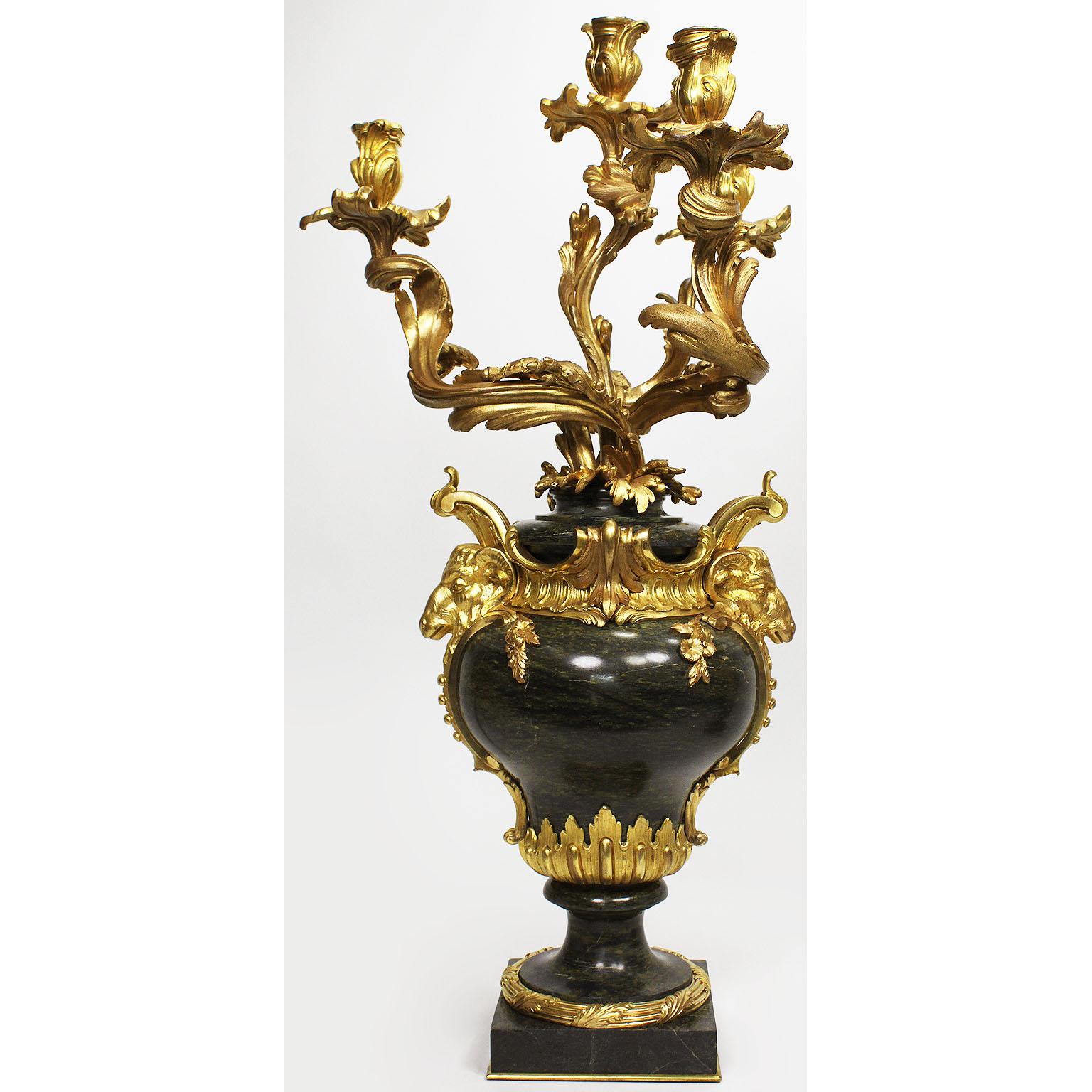 Paar französische Marmor- und Goldbronze-Kandelaber im Louis-XV-Stil des 19. Jahrhunderts Henri Vian-Stil (Louis XV.) im Angebot