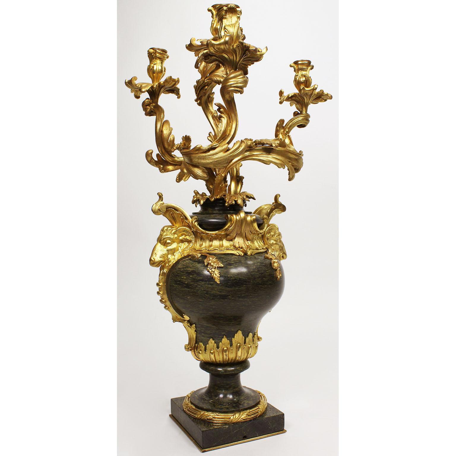 Paar französische Marmor- und Goldbronze-Kandelaber im Louis-XV-Stil des 19. Jahrhunderts Henri Vian-Stil (Französisch) im Angebot