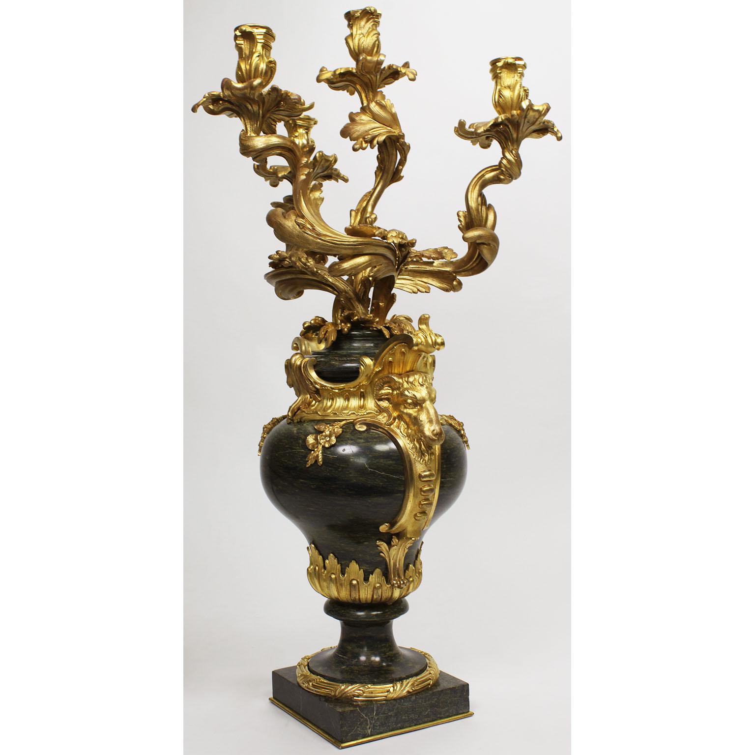 Paar französische Marmor- und Goldbronze-Kandelaber im Louis-XV-Stil des 19. Jahrhunderts Henri Vian-Stil (Geschnitzt) im Angebot