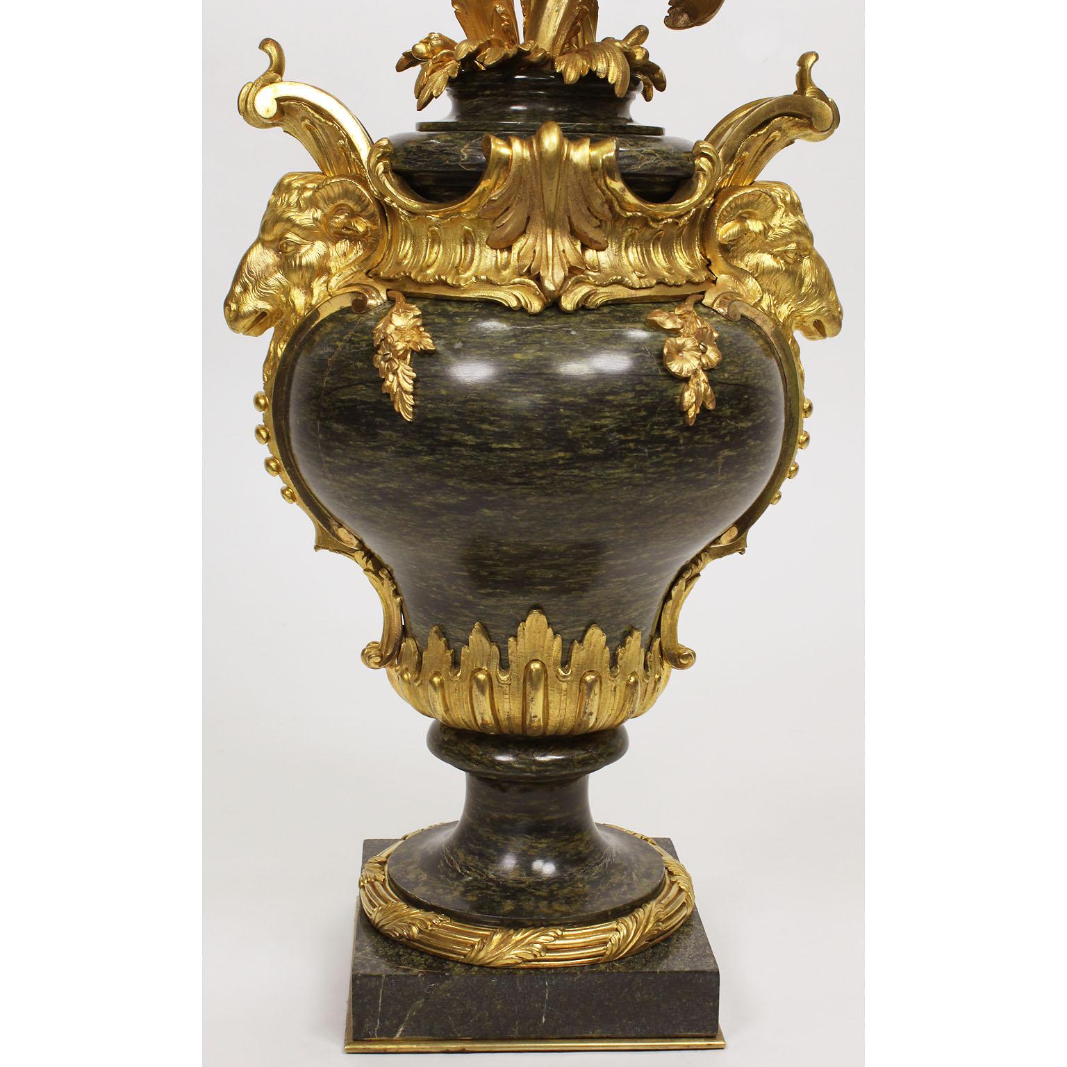 Paar französische Marmor- und Goldbronze-Kandelaber im Louis-XV-Stil des 19. Jahrhunderts Henri Vian-Stil im Angebot 1