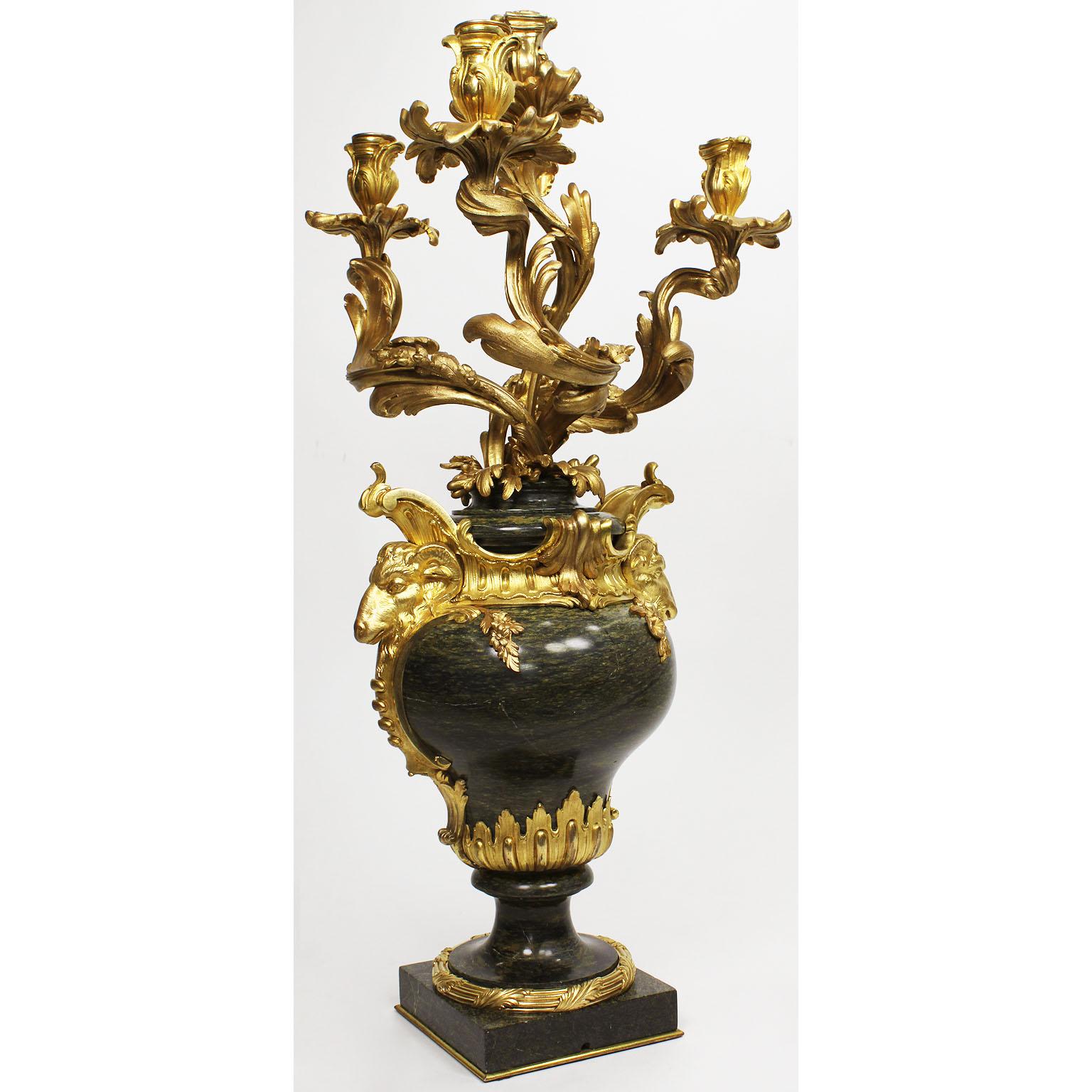 Paar französische Marmor- und Goldbronze-Kandelaber im Louis-XV-Stil des 19. Jahrhunderts Henri Vian-Stil im Angebot 2