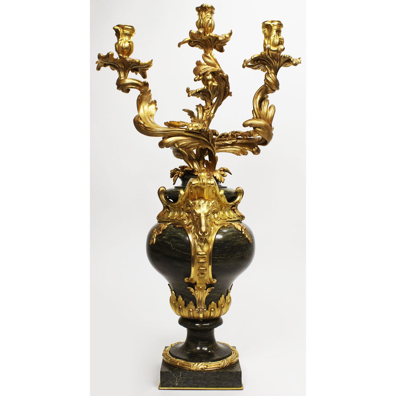 Paar französische Marmor- und Goldbronze-Kandelaber im Louis-XV-Stil des 19. Jahrhunderts Henri Vian-Stil im Angebot 3