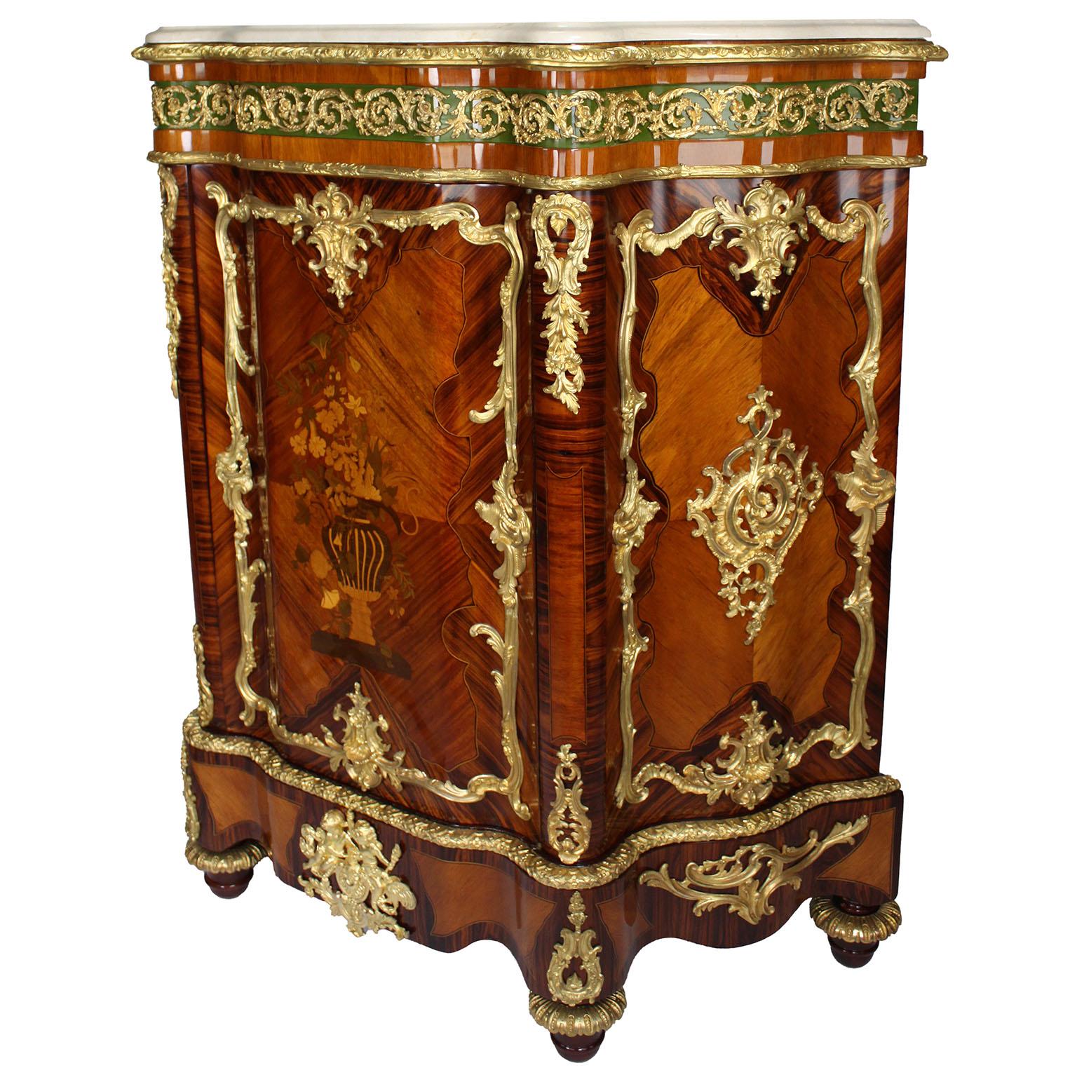 Coppia di armadietti laterali francesi del XIX secolo in stile Luigi XV con intarsio e ormolatura In condizioni discrete in vendita a Los Angeles, CA