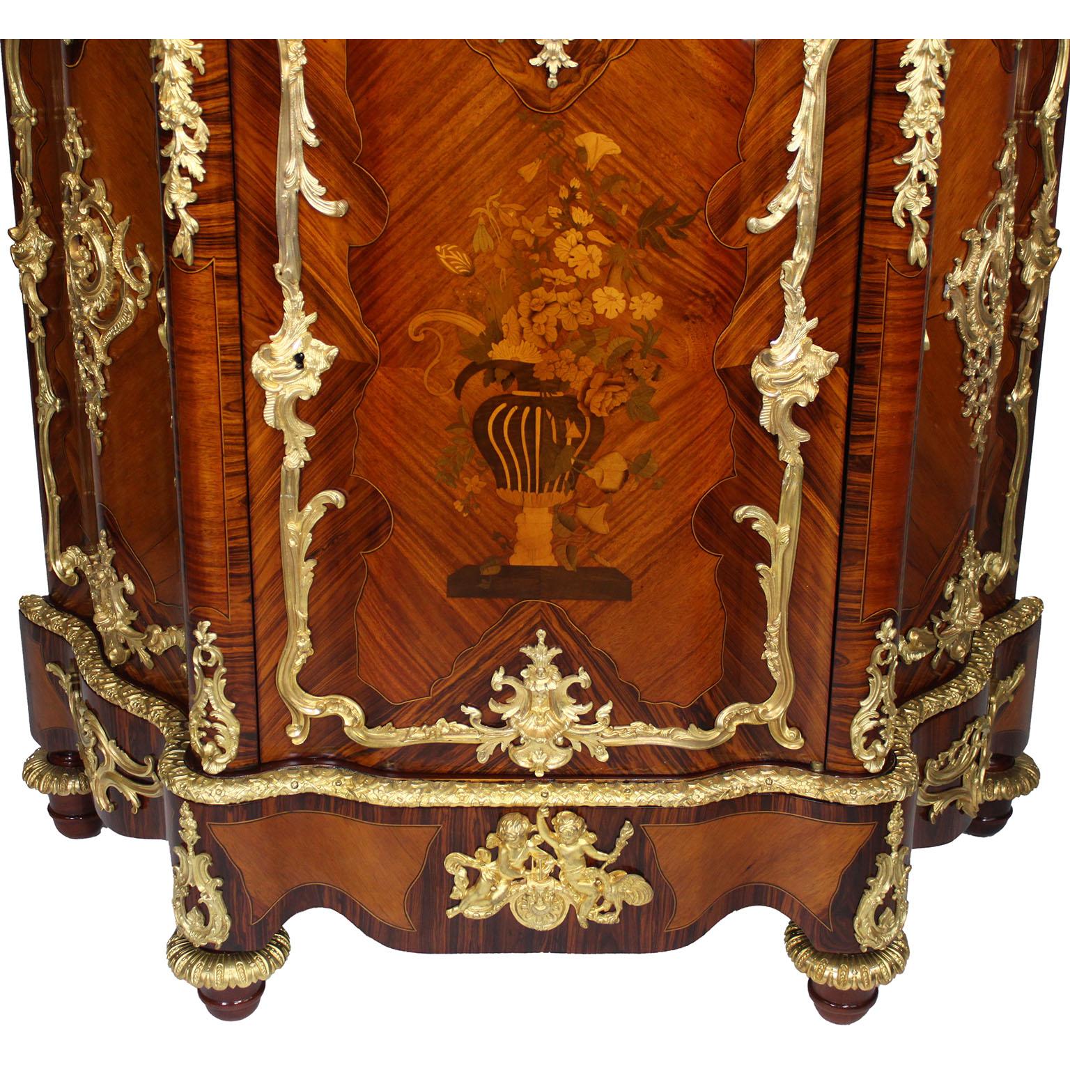 Coppia di armadietti laterali francesi del XIX secolo in stile Luigi XV con intarsio e ormolatura in vendita 5