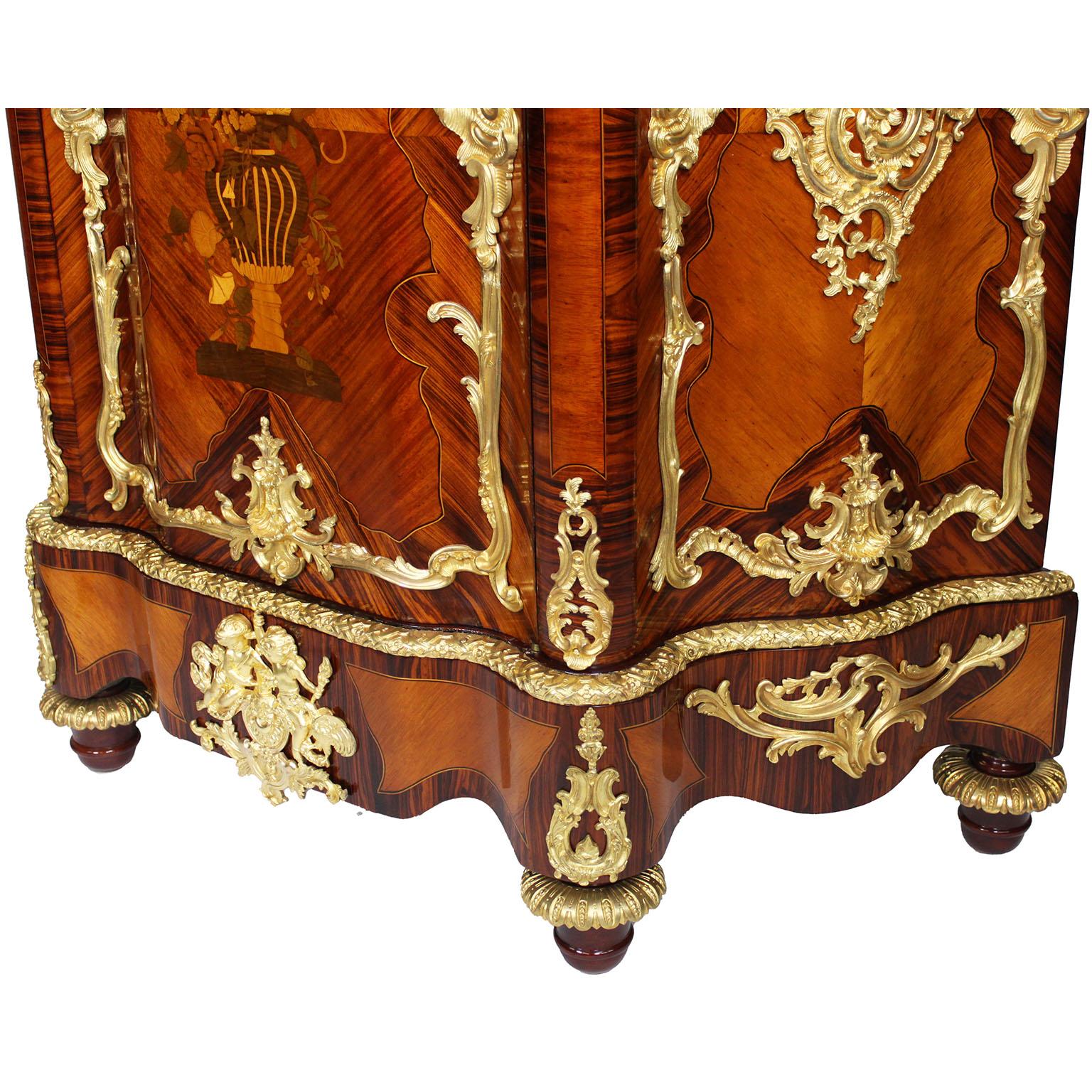 Coppia di armadietti laterali francesi del XIX secolo in stile Luigi XV con intarsio e ormolatura in vendita 4