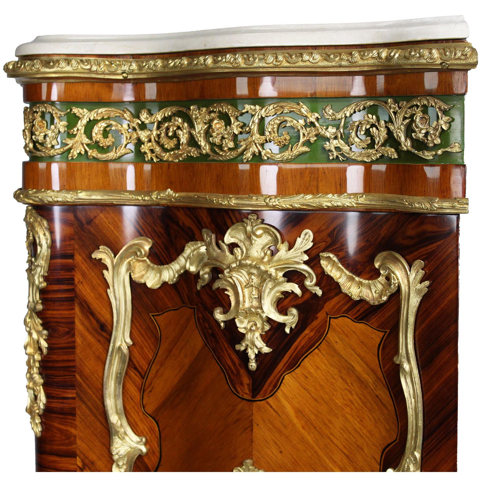 Coppia di armadietti laterali francesi del XIX secolo in stile Luigi XV con intarsio e ormolatura in vendita 7