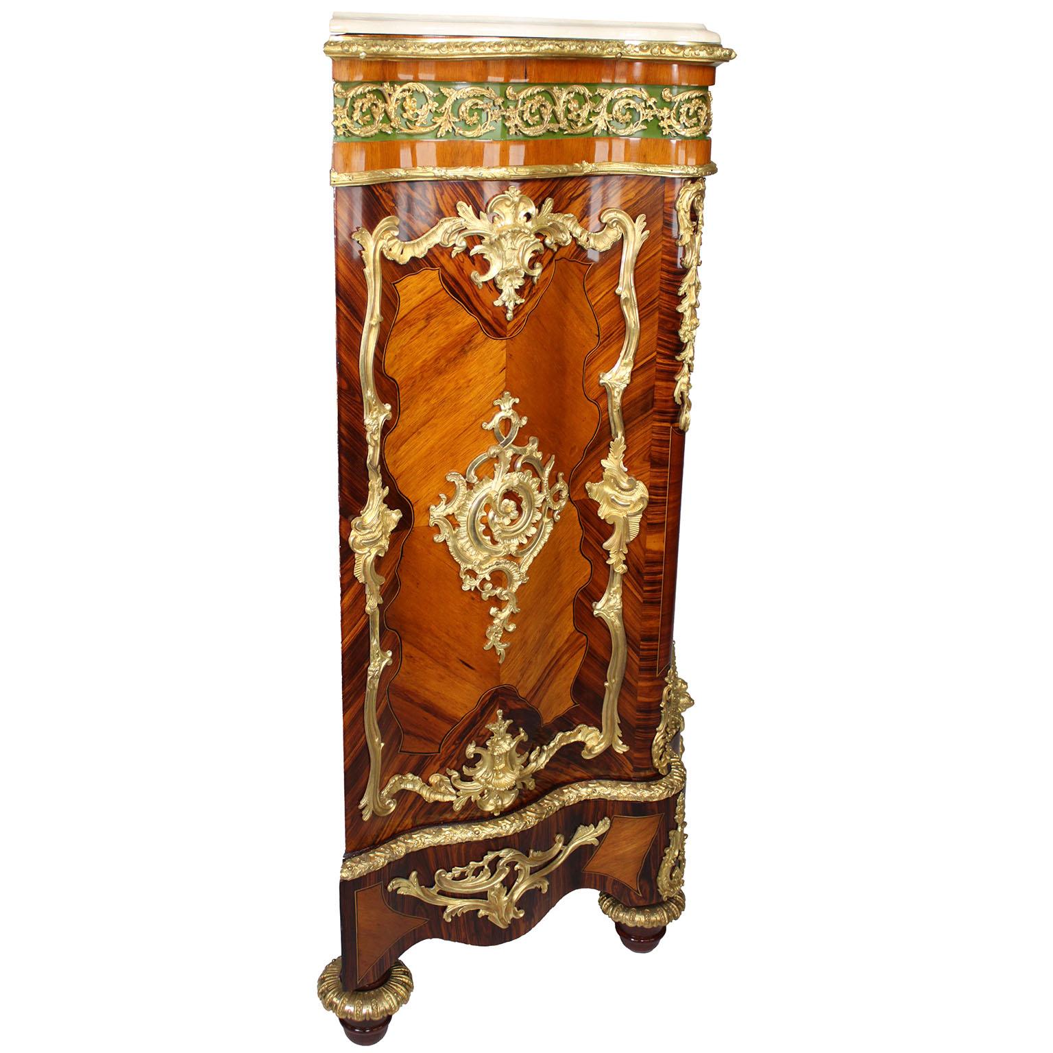 Coppia di armadietti laterali francesi del XIX secolo in stile Luigi XV con intarsio e ormolatura in vendita 9