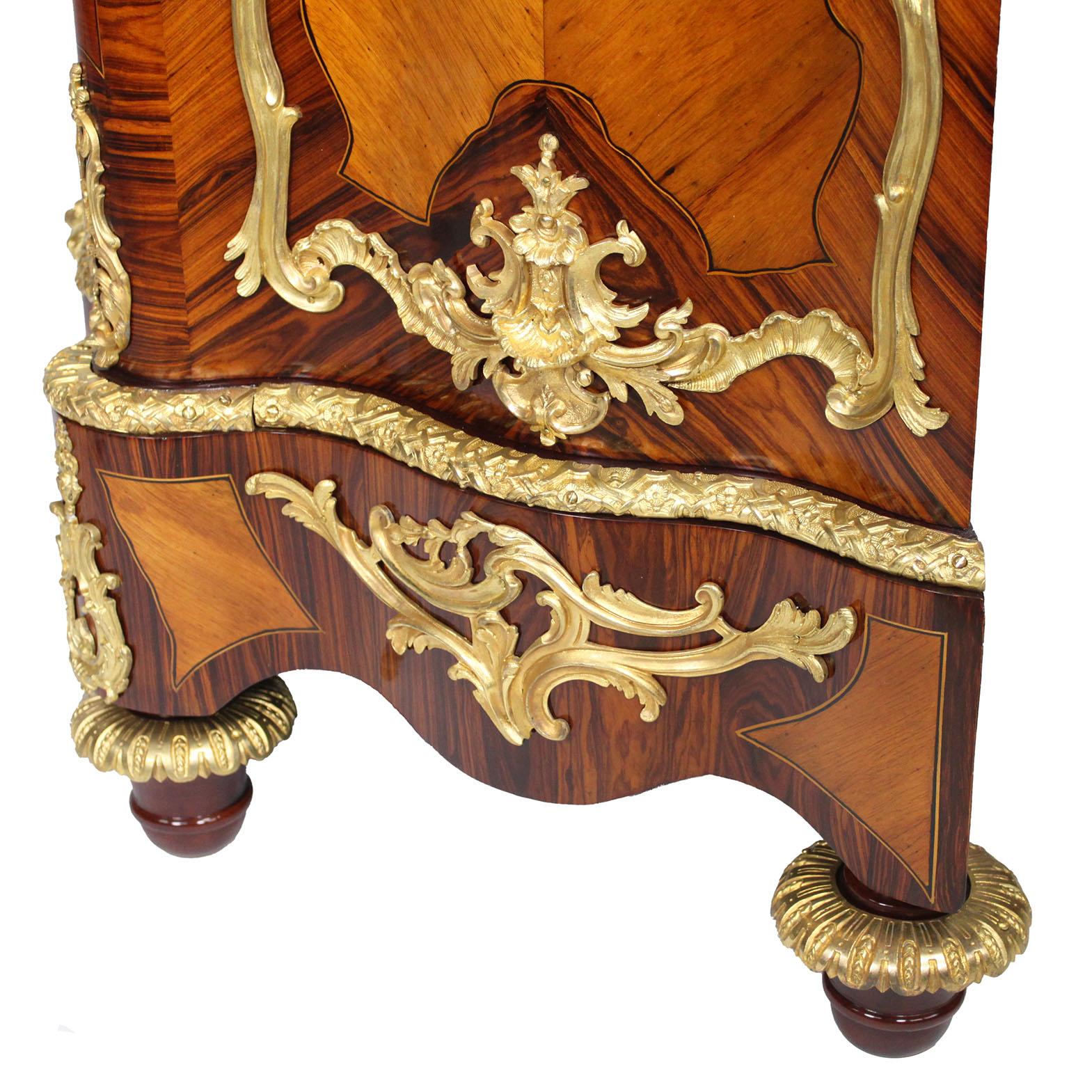 Coppia di armadietti laterali francesi del XIX secolo in stile Luigi XV con intarsio e ormolatura in vendita 8