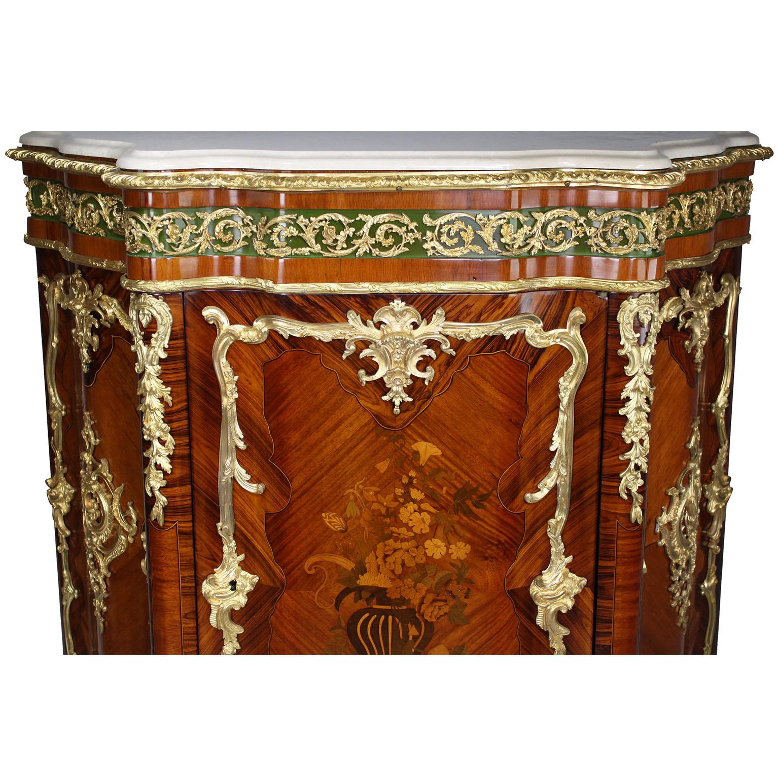 Coppia di armadietti laterali francesi del XIX secolo in stile Luigi XV con intarsio e ormolatura in vendita 10