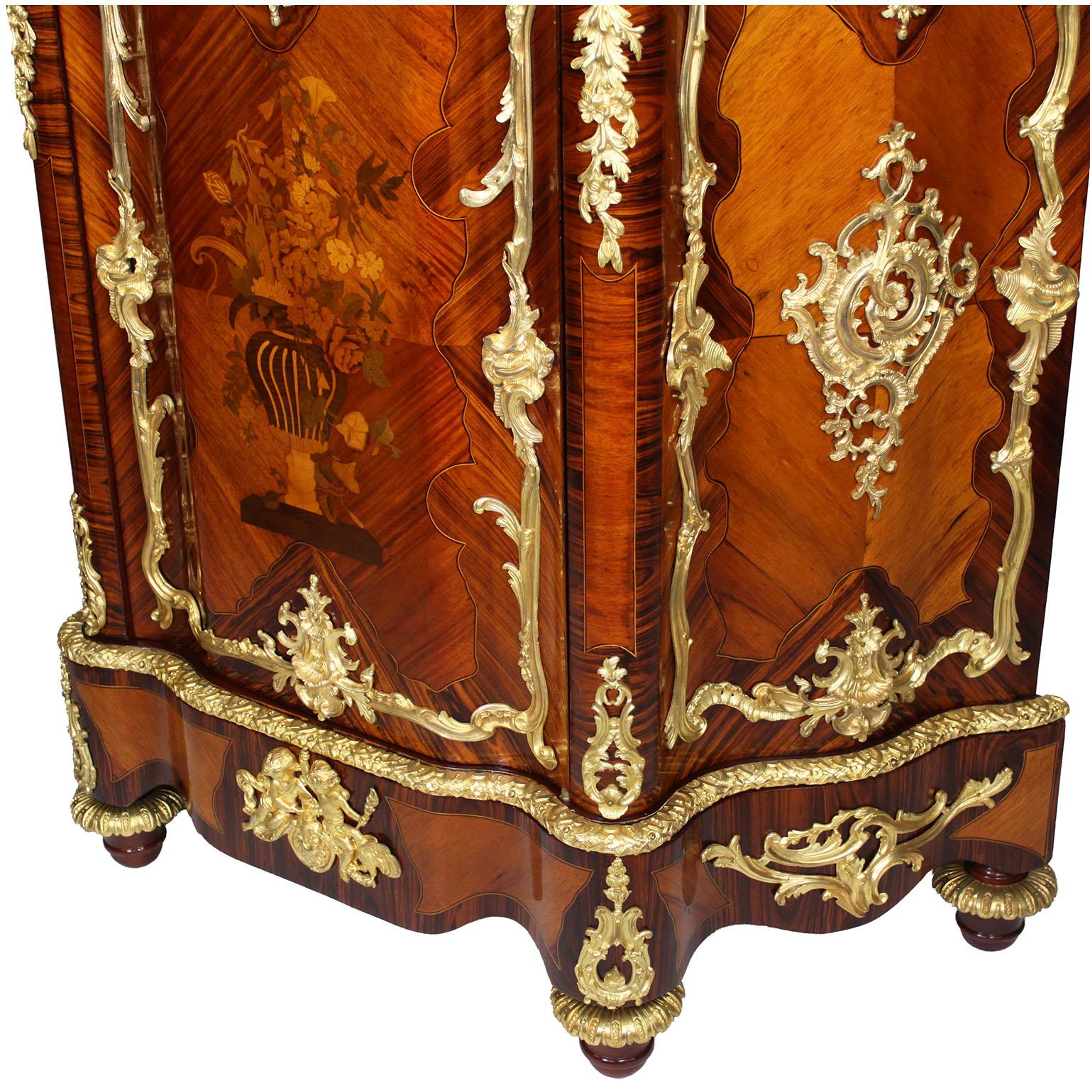 Coppia di armadietti laterali francesi del XIX secolo in stile Luigi XV con intarsio e ormolatura in vendita 13