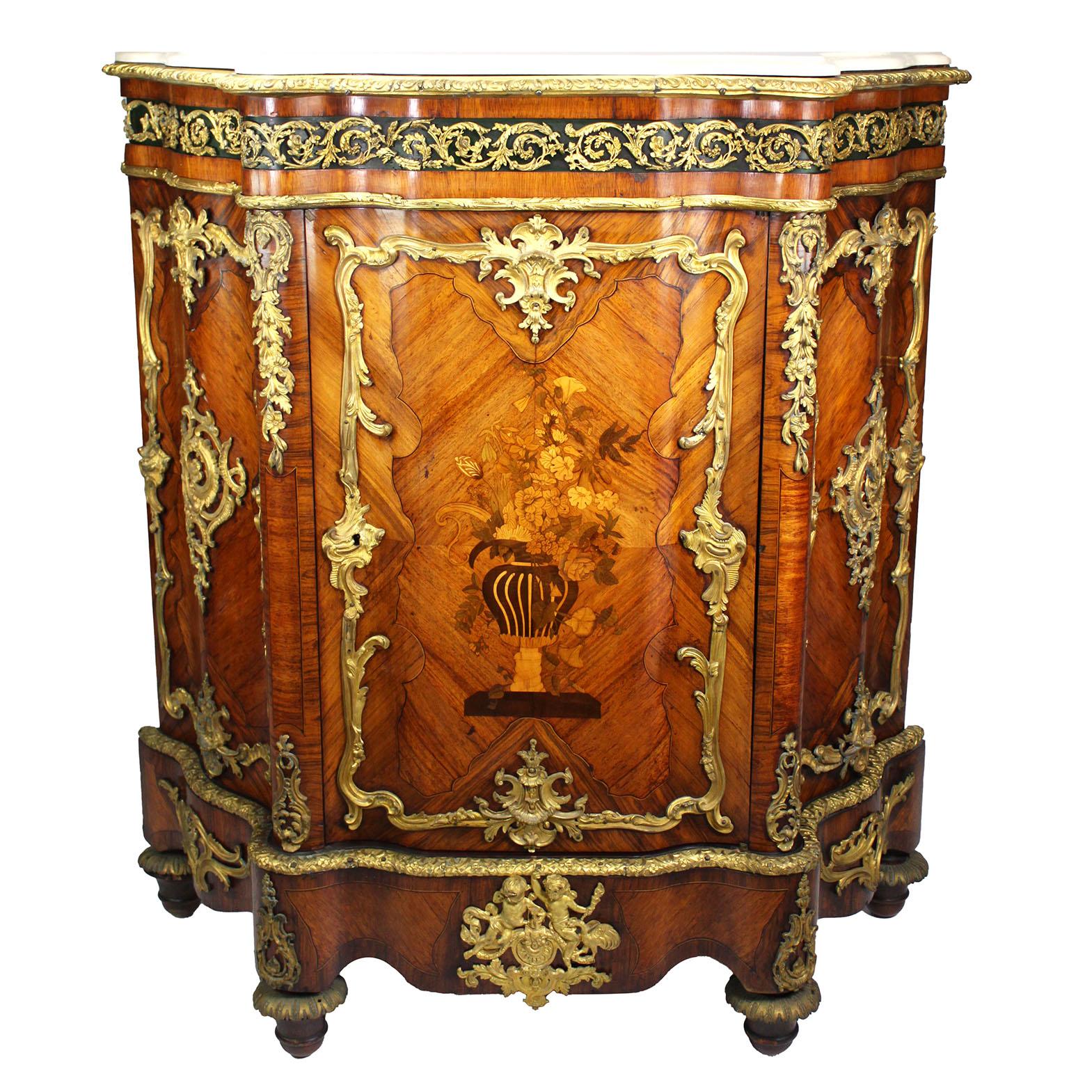Coppia di raffinati armadietti laterali Meuble d'Appui in stile Luigi XV del XIX secolo con intarsio e bronzo dorato e piani in marmo. Ciascun mobile laterale a un'anta in legno impiallacciato di raso è centrato da un disegno a intarsio che