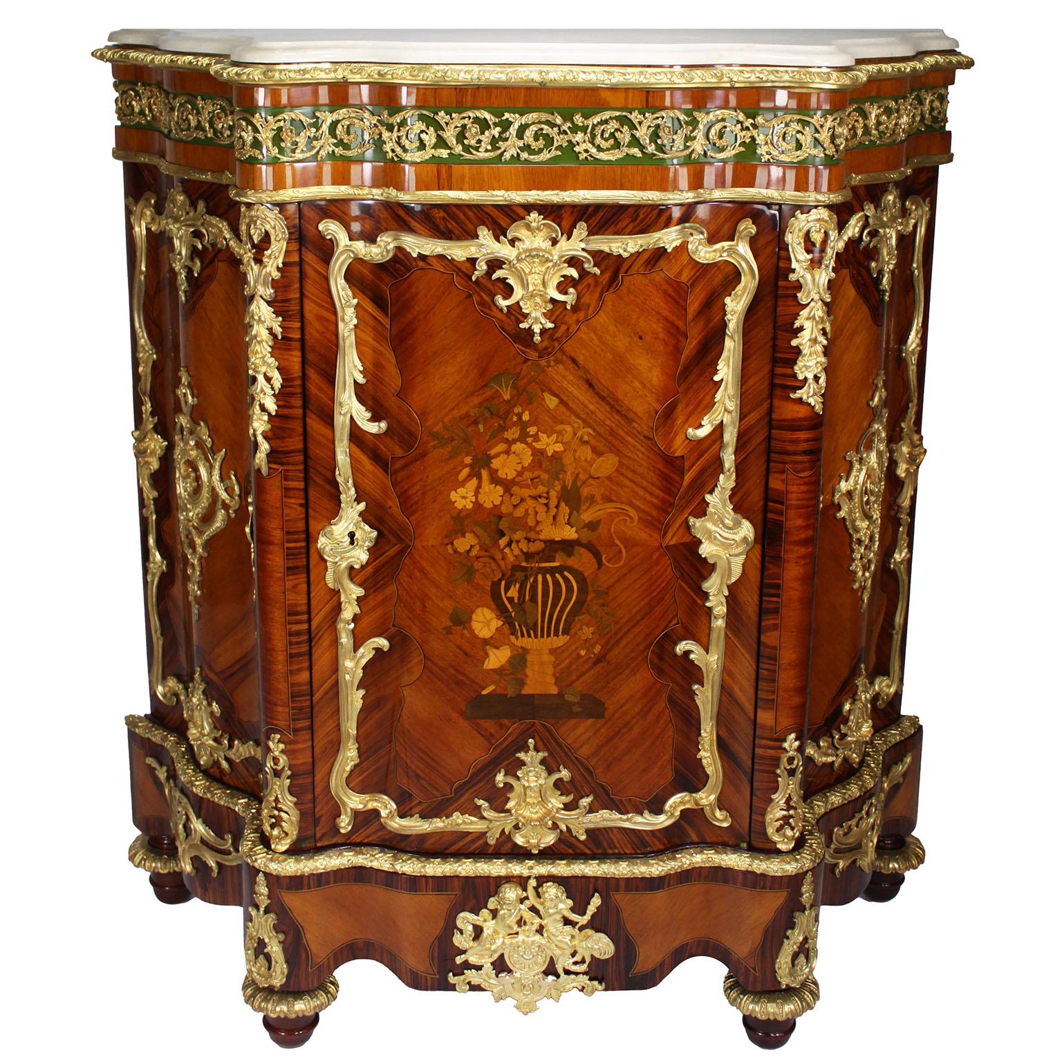 Dorato Coppia di armadietti laterali francesi del XIX secolo in stile Luigi XV con intarsio e ormolatura in vendita