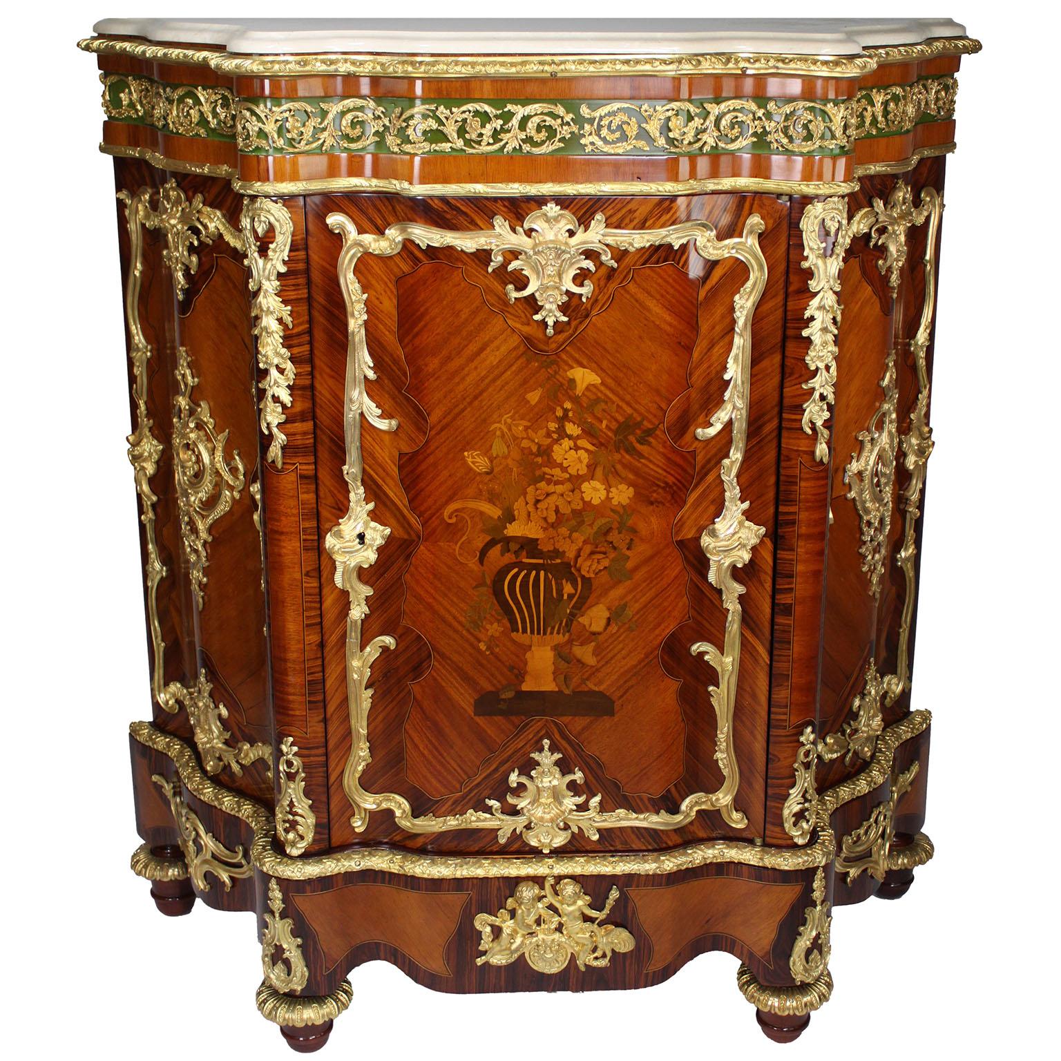 Coppia di raffinati armadietti laterali Meuble d'Appui in stile Luigi XV del XIX secolo con intarsio e bronzo dorato e piani in marmo. Ciascun mobile laterale a un'anta in legno impiallacciato di raso è centrato da un disegno a intarsio che